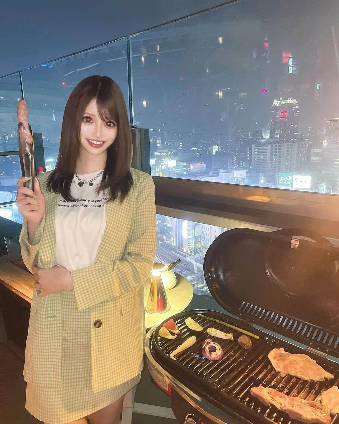 桜咲乃愛さんのインスタグラム写真 - (桜咲乃愛Instagram)「@celavitokyo でBBQ🌃🍖🥂✨  都会のネオン見ながらお肉焼いて食べるのなんか凄く良くていい思い出ができた💕✨  プライベートもお酒飲む人だったらより楽しめそう🥰💓🥂  ３人で行ったけど誰もBBQっぽい服着てなくてわろた😂♥️  #BBQ#渋谷BBQ#手ぶらでbbq #都会BBQ#セラヴィ東京 #celavitokyo」5月21日 11時46分 - noasama1101