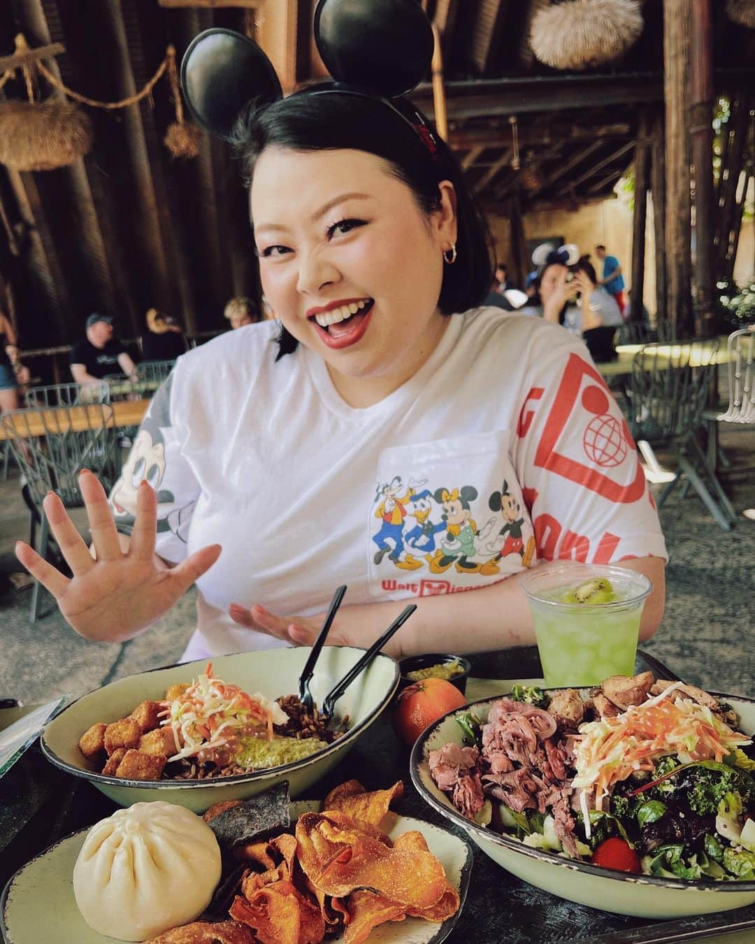 渡辺直美さんのインスタグラム写真 - (渡辺直美Instagram)「The first Disney World!  I was more excited than the kids around me at Disney World 😂 Because of that, my 34-year-old body reached its limit in the evening 😂  初ウォルトディズニーワールドリゾートFlorida🥹 @littlesunnybiteyoppy とまじテンションぶち上げ☺️ 1日目はアニマルキングダムに💫 アトラクションの他にいっぱい動物も住んでるエリアにょ！ ディズニーランドではシンデレラ城だけど、アニマルキングダムでは大きな木がメインであったにょ😂  ここにしかないアバターのアトラクションがまじ良過ぎてさ、感動してガチで泣いたんだよわたくし😂😂そしたら隣のおじさん引いてた😂それぐらいよかったからぜひみんなに乗ってほしい😂😂  50周年記念みたいでグッズ大量に買った！Tシャツも現地で買ったんだけど、当時の再現した(?)レトロなお土産いっぱい売っててかわいかった🤩💓  あと日本と違うところは、来てる人たち誰一人映えみたいな格好してなくて、みんなジム行く戦闘スタイルな格好できてたw暑いし全部周るってなったら体力いるもんねw あと基本家族で来てた！遠いし高いし泊まりがけだからかな？ 並んでる時に、いろんな子供たちと一緒にはしゃいでたお陰で34歳、夕方にはクソグロッキーw  てか夕方はそれぞれの親も子供もみんなグロッキーだった😂😂それぐらいぶちテンション上がる夢の世界でした☺️💓  みんなのコメントお待ちしております😄 質問もあれば答えますw誰  次の日はまた別のワールドに行ったにょ🤩お楽しみに  #disneyworld  #ディズニーワールド」5月21日 12時09分 - watanabenaomi703