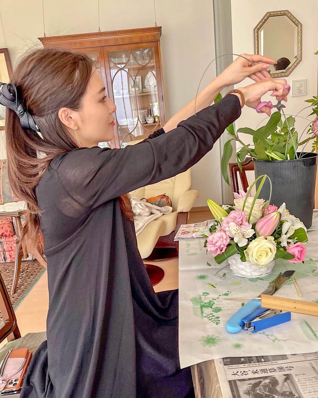 石井里奈さんのインスタグラム写真 - (石井里奈Instagram)「こんにちは❤️ 先日 @mina_mina_miiina に誘ってもらって初めてフラワーアレンジメント教室に行ってきたよ🌹 . こんなにお花屋さんに売ってるみたいなお花を自分で作れるなんてびっくり&嬉しくて🫢❤️ ずっとお花を見て触って集中する時間はなんだかとても心もおだやかな素敵な時間で、終わった後も自分のお家でこのお花を見るとなんだか嬉しくて幸せな気持ちに💕 . 毎日綺麗なお花が飾ってあるお家って素敵だよね🥹 これからも続けて行きたいな🥰 . 私のこのアレンジメントは初心者向きのだったんだけど、慣れるとよりすごいのも作れるみたいなので頑張りたい🔥 こないだ @she_officials のライブでも話したけど新しいことに挑戦するのって何歳になっても素敵だよ💛 . #習い事 #フラワーアレンジメント #習い事デビュー #お花教室 #お花 #お花のある暮らし #お花のある暮らし #お花好きな人と繋がりたい #花 #花束 #flowers #flower #flowerstagram #薔薇 #バラ #rose #ばら #薔薇のある暮らし #ローズ #挑戦 #癒し #趣味 #おうち時間 #インテリア #お花大好き #フラワーデザイン #フラワーアレンジ #フラワーギフト #ギフト #手作り #手作りプレゼント」5月21日 12時11分 - ri7tin1025