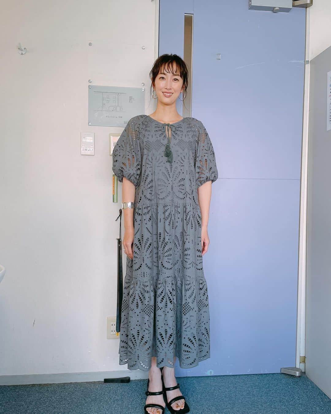 坂下千里子さんのインスタグラム写真 - (坂下千里子Instagram)「. 土曜日皆様いかがお過ごしでしょうか？少し寒いので、お身体ご自愛くださいませ。 . 今日は、ゆっくり一日を過ごしたいと思います！そんな時にピッタリのオンエアー情報です😂 . 本日のOAです！  20:00〜 EX「池上彰のニュースそうだったのか‼︎」  21:00〜 TX「出没！アド街ック天国」 アド街ック天国の衣装です。 . ワンピ　@troisiemechaco アクセ　@e.m.portrait シューズ　@amail_ official . #雨の日 #雨の日の過ごし方 #グレージュ #グレー #ワンピース #ワンピ #ワンピースコーデ」5月21日 13時26分 - chiriko_sakashita_official