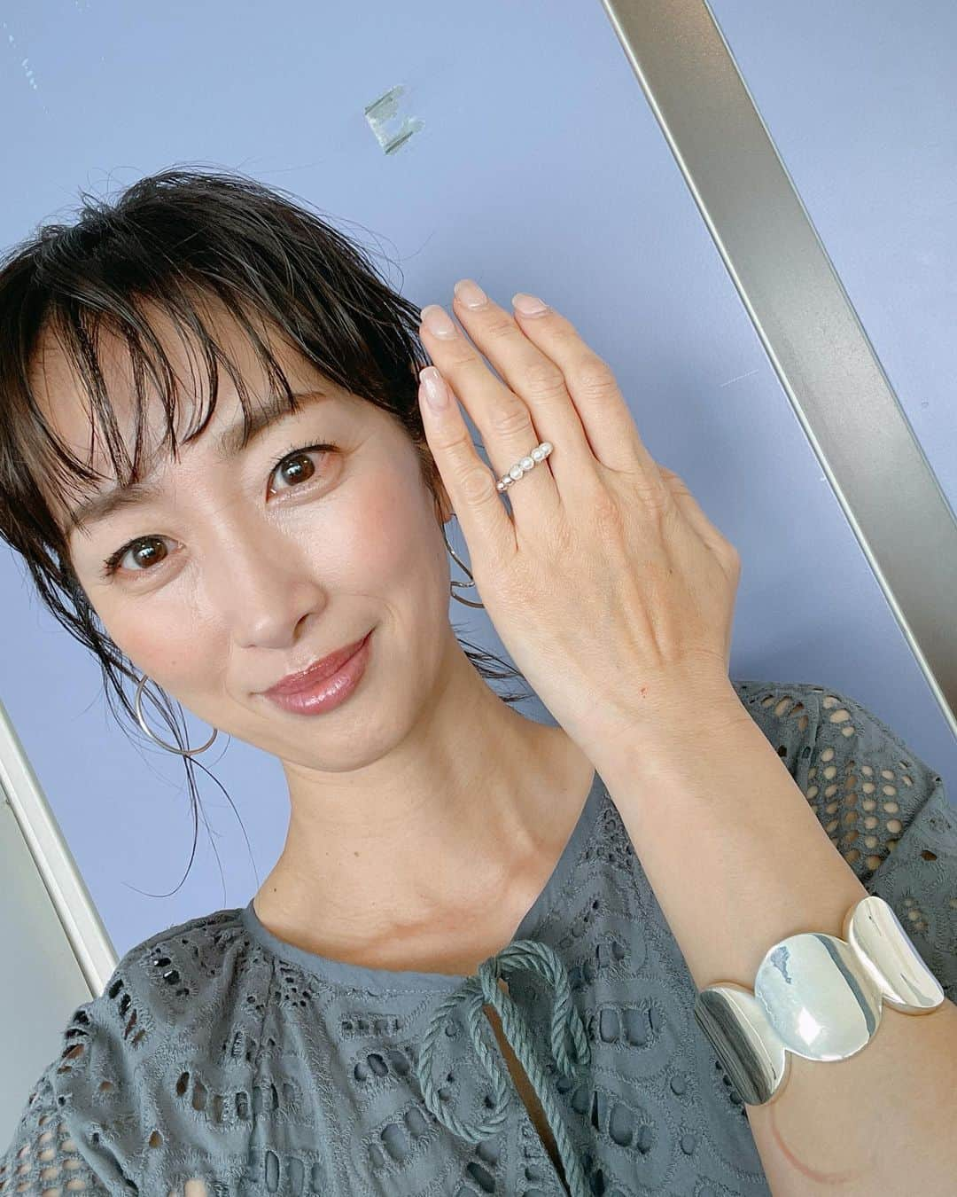 坂下千里子さんのインスタグラム写真 - (坂下千里子Instagram)「. 土曜日皆様いかがお過ごしでしょうか？少し寒いので、お身体ご自愛くださいませ。 . 今日は、ゆっくり一日を過ごしたいと思います！そんな時にピッタリのオンエアー情報です😂 . 本日のOAです！  20:00〜 EX「池上彰のニュースそうだったのか‼︎」  21:00〜 TX「出没！アド街ック天国」 アド街ック天国の衣装です。 . ワンピ　@troisiemechaco アクセ　@e.m.portrait シューズ　@amail_ official . #雨の日 #雨の日の過ごし方 #グレージュ #グレー #ワンピース #ワンピ #ワンピースコーデ」5月21日 13時26分 - chiriko_sakashita_official