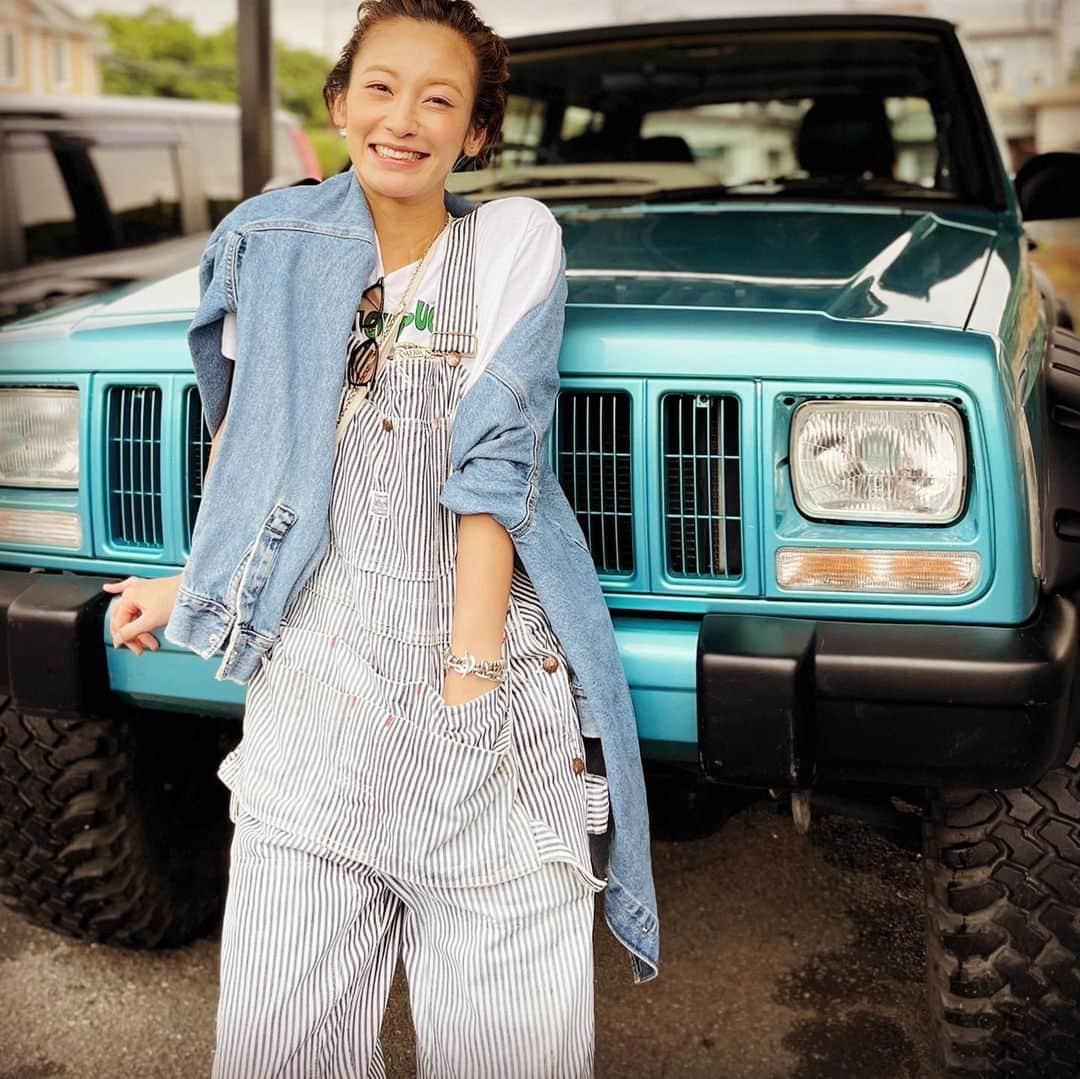 西山茉希さんのインスタグラム写真 - (西山茉希Instagram)「はじめまして。 西山親子です。  逢いにきました。  #jeep #cherokee  #空と海の色  言霊叶える日。 5月の有言実行曜日。 @restreet88   #お見合い #🌈💙🌈」5月21日 16時42分 - maki.nshiyama50