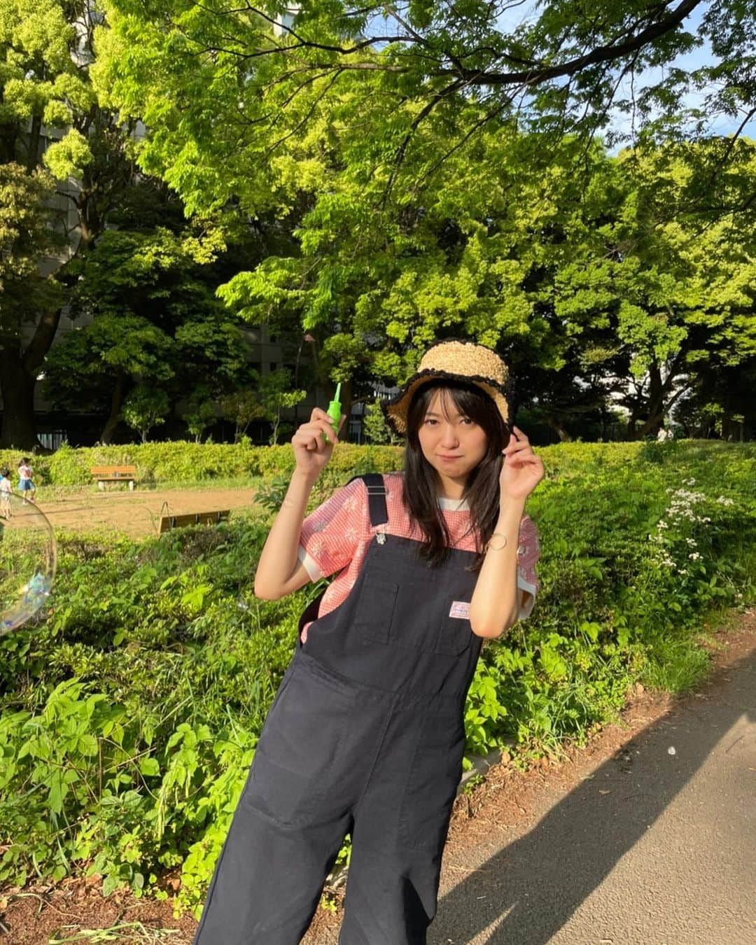 北原里英さんのインスタグラム写真 - (北原里英Instagram)「🫧 雨いやですね~… 写真はGWのピクニックのときの❣️ しゃぼん玉久しぶりにやったらめちゃくちゃ楽しかった🫶🏻  オーバーオールとトップスは @tokyogirlsmarket_official   #onehaveit の❤️🖤 映えアイテム多いからピクニックにぴったりなんですチェックしてね~🌼 帽子は @ca4la_official 👒」5月21日 16時49分 - rie_kitahara_3