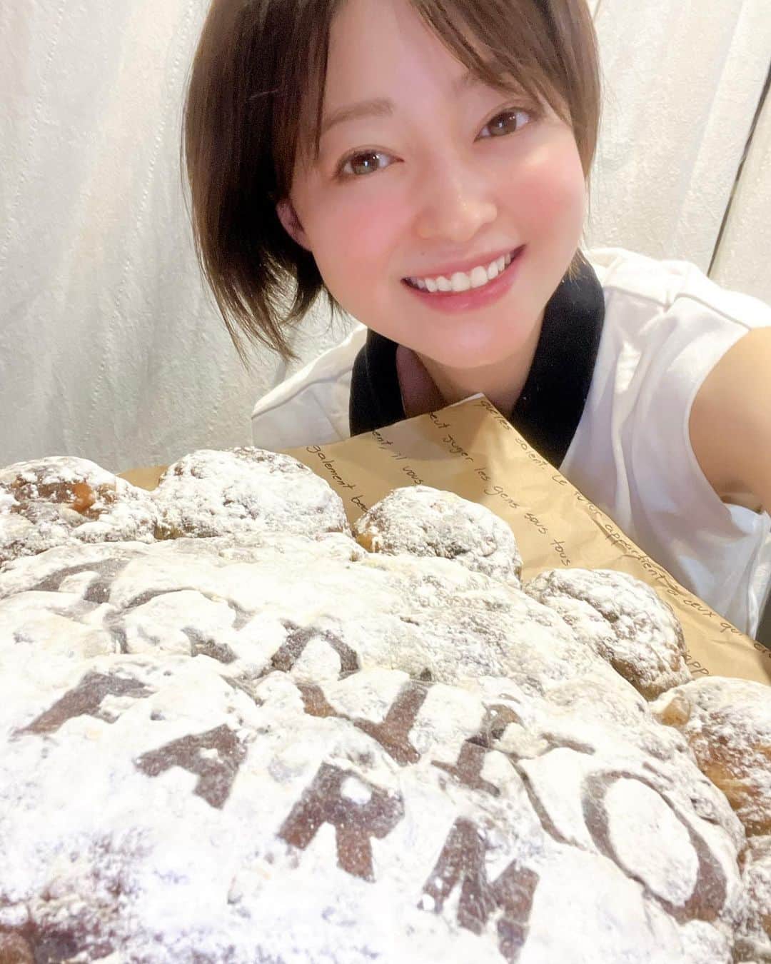 小林涼子さんのインスタグラム写真 - (小林涼子Instagram)「. ファームのお祝いに！と、 @terumitsu_bakery さんが お祝いパンをサプライズしてくださいました✨🥹 お祝いする余裕もない程毎日が飛ぶように過ぎていたので、びっくり〜！！  そうなんです、実は… 今日5月21日は株式会社AGRIKO  1歳のお誕生日🎂 昨年緊張しながら起業したのを思い出すと… 沢山のご縁に恵まれ 皆さまにご協力いただき たった1年で随分と遠くまで来れたんだなぁと驚きです。🥬🐟  AGRIKO FARMはこれからがスタート。 一歩一歩着実に歩いて行けるように 頑張りますので、温かい目で見守っていただけたら嬉しいです。  ps. お祝いパンは、農園のスタッフさんやGiftedさんと皆で美味しく頂きました🥰 クリームチーズも入っててすごくおうましでした❤️🎂 照光さん、ありがとございました！  @agrikofarm #1周年 #1周年記念 #世田谷」5月21日 19時25分 - ryoko_kobayashi_ryoko