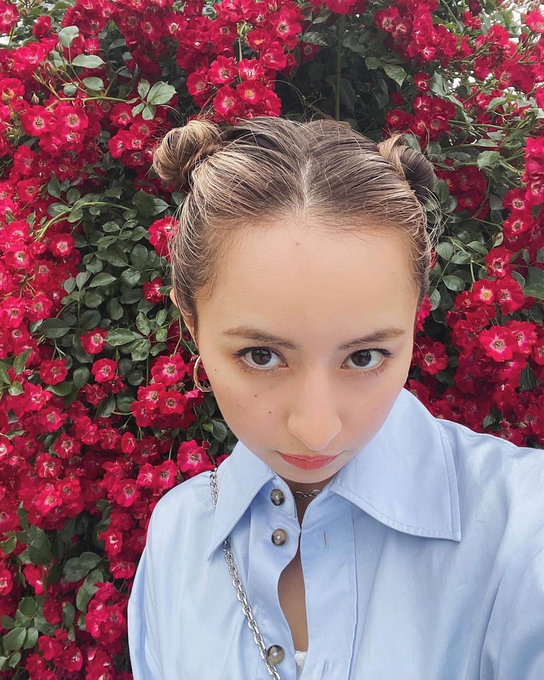 Julia Castroさんのインスタグラム写真 - (Julia CastroInstagram)「可愛いお花が咲いてたからセルフィーしてみた🌹 自撮りしたのに事故画になるのはなぜ🤔 . #pink #flower #spring #color #selfie #girl #springgirl」5月21日 21時49分 - julia.c.0209