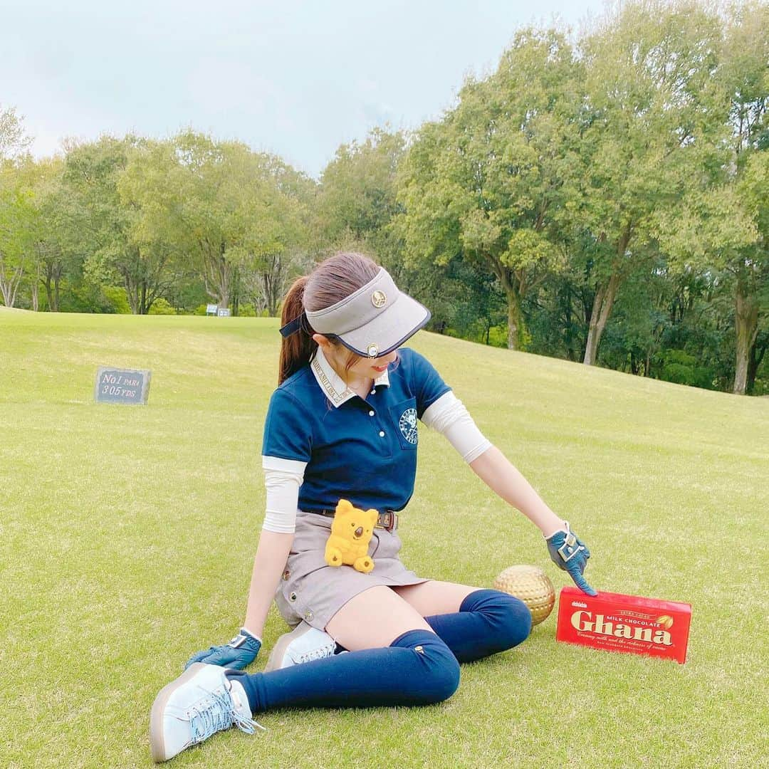 小嶋菜月さんのインスタグラム写真 - (小嶋菜月Instagram)「⛳️🏌️‍♀️✨ . . ゴルフってどーやったら上手くなるの😂 . . 毎回、ラウンドに 玉転がしとマラソンしに行ってるような気がするぞ☺️笑 . . スコアは下手っぴすぎて言えない🥰 . . でも今度ね、みんなも知ってるあの子とも ゴルフ一緒に行く約束してるの〜☺️楽しみ🤍 . . それまでまた練習頑張るぞ⛳️ . . こないだ行ったゴルフ場が🍫で可愛かった💝 . . #ゴルフ #初心者 #一応 #レッスン #通ってる #でも #玉転がし #😂 #千葉 #皆吉台 #ロッテ #チョコ #🍫」5月21日 22時14分 - kojimanatsuki_offical