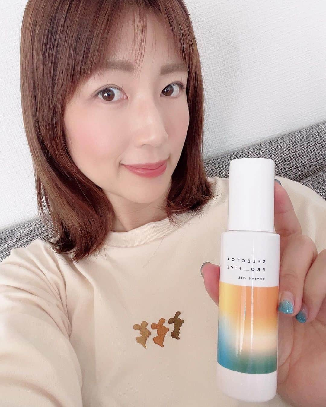 庄司ゆうこさんのインスタグラム写真 - (庄司ゆうこInstagram)「友達にプレゼントで頂いたコラーゲンシャンプーがめちゃくちゃよかったので紹介しますっ❣️少量でも泡立ち良くて、流す前に3分放置してから洗い流すと髪ツヤツヤになるんですっ✨ 洗い流さないトリートメントとリバイブミストも私の髪と凄く相性良くて最近これのお陰で今日みたいな天気の悪い日でも髪の毛サラサラ✨✨ そんな雨の中ちえぴょんが岡山から東京に来てるということで代官山のchanomaカフェでランチ💓 今日も楽し過ぎたぁー🥰 最後の動画のはるきくん、、🤣 アプリでメイクされて爆笑なんですけど🤣 @makiron_gram ちえぴょんいつもありがとう✨ #セレクタープロファイブ#シャンプー#髪質改善#美髪#yoshirotten#トリートメント#sp5#sp5トリートメント#酸熱トリートメント#恵比寿ランチ#チャノマカフェ#18年来の友人#はるきくん#生後3ヶ月#男の子ベビー#令和4年ベビー #赤ちゃんのいる生活」5月21日 23時01分 - yuko.shoji