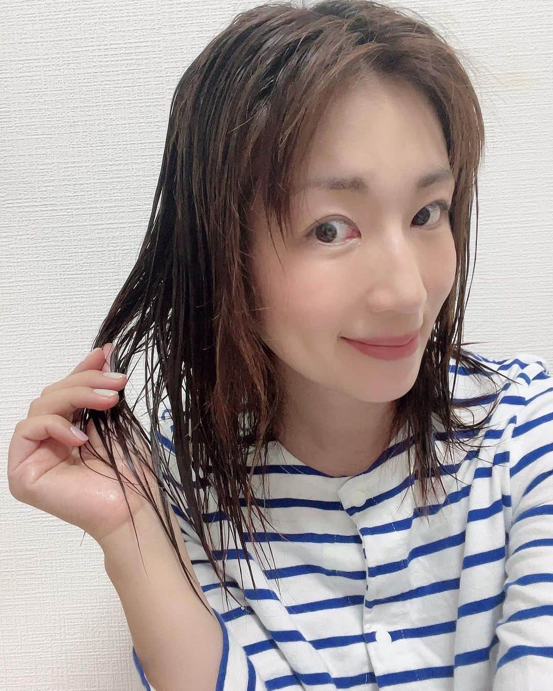 庄司ゆうこさんのインスタグラム写真 - (庄司ゆうこInstagram)「友達にプレゼントで頂いたコラーゲンシャンプーがめちゃくちゃよかったので紹介しますっ❣️少量でも泡立ち良くて、流す前に3分放置してから洗い流すと髪ツヤツヤになるんですっ✨ 洗い流さないトリートメントとリバイブミストも私の髪と凄く相性良くて最近これのお陰で今日みたいな天気の悪い日でも髪の毛サラサラ✨✨ そんな雨の中ちえぴょんが岡山から東京に来てるということで代官山のchanomaカフェでランチ💓 今日も楽し過ぎたぁー🥰 最後の動画のはるきくん、、🤣 アプリでメイクされて爆笑なんですけど🤣 @makiron_gram ちえぴょんいつもありがとう✨ #セレクタープロファイブ#シャンプー#髪質改善#美髪#yoshirotten#トリートメント#sp5#sp5トリートメント#酸熱トリートメント#恵比寿ランチ#チャノマカフェ#18年来の友人#はるきくん#生後3ヶ月#男の子ベビー#令和4年ベビー #赤ちゃんのいる生活」5月21日 23時01分 - yuko.shoji