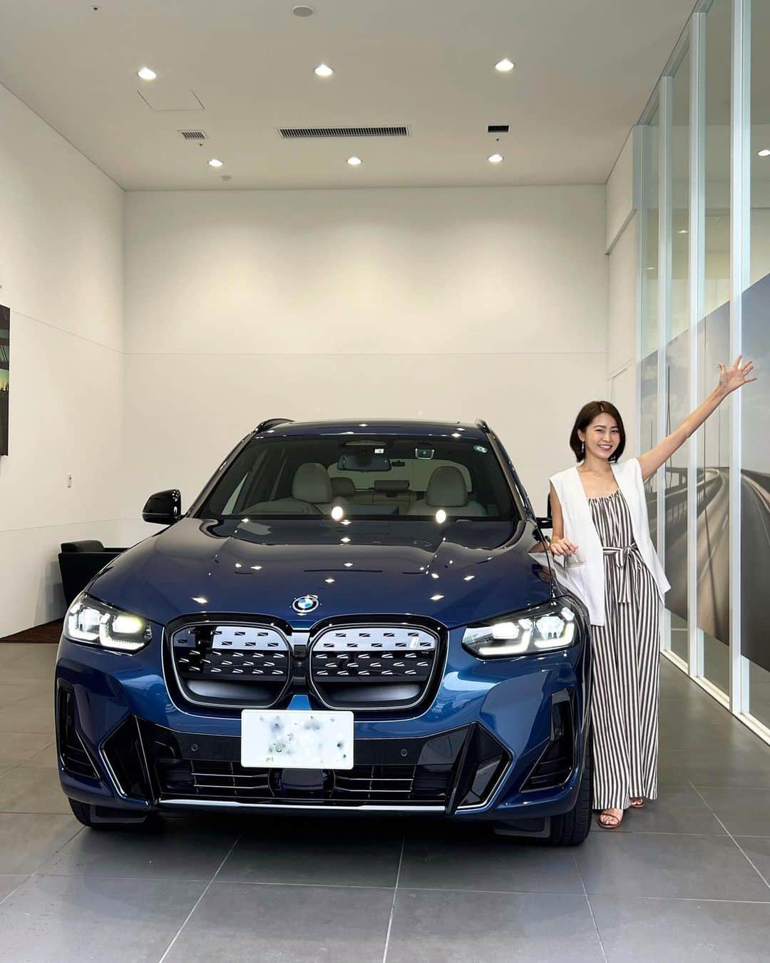 坂元美香さんのインスタグラム写真 - (坂元美香Instagram)「おはよー  ついに車を買いました！  1年間散々見て回って迷って悩んで 最後に決めたのはBMW iX3 でした！ 色はファイトニックブルー🥰 EV（電気自動車）です。  この一年たくさん見た中でもすごく悩んだ車は DEFENDER → GLE → EQC → iX3 という 気持ちの動きでした。  ミーハー的なものや流行りよりは 自分に合った車種や仕様がよくて、 最後メルセデスのEQCが良い気もするけど なんか自分らしくないんだよなぁ…と思ってたとき、 お台場へ行ったついでに、 予約もしてないのになんとなくふらっと BMW Tokyoに入ったのが運命的な出会いでした。  展示されていたiX3の 見た目も仕様も機能も全部に ときめいてしまったのです🤩  知り合いの中には、 いずれみんな電気になるんだし 今しかガソリン車乗れないんだから ガソリン車を楽しめばいいのに、 という意見もあったけど そんなに車が好きでも詳しくもないわたしにとっては そこら辺に関してはまったく楽しさはなく 新しいEVに乗る方が楽しいのでした😆 楽しさは人それぞれだね！  インスタにも載せてたけど わたしは2年前にこの年で初めて 運転免許を取ったもんだから 怖くて東京ではほとんど運転したことがありません。 でも、買ったからには首都高を余裕の気持ちで 走れるようになりたいです。 そして、どんどん慣れてきたら iX3の魅力を発信したいと思ってます。  今回、車決めてから駐車場がぜんぜん 見つからなくてすごく大変だったけど 無事納車できて感激です。  とにかく今は嬉しく嬉しくて わくわくしてます🥳  @bmwtokyo  #iX3 #bmwiX3 #bmw #bmwtokyo #bmwjapan #ファイトニックブルー #ev #ev車  #電気自動車 #bm女子 #ev女子」5月22日 6時47分 - mika_saka