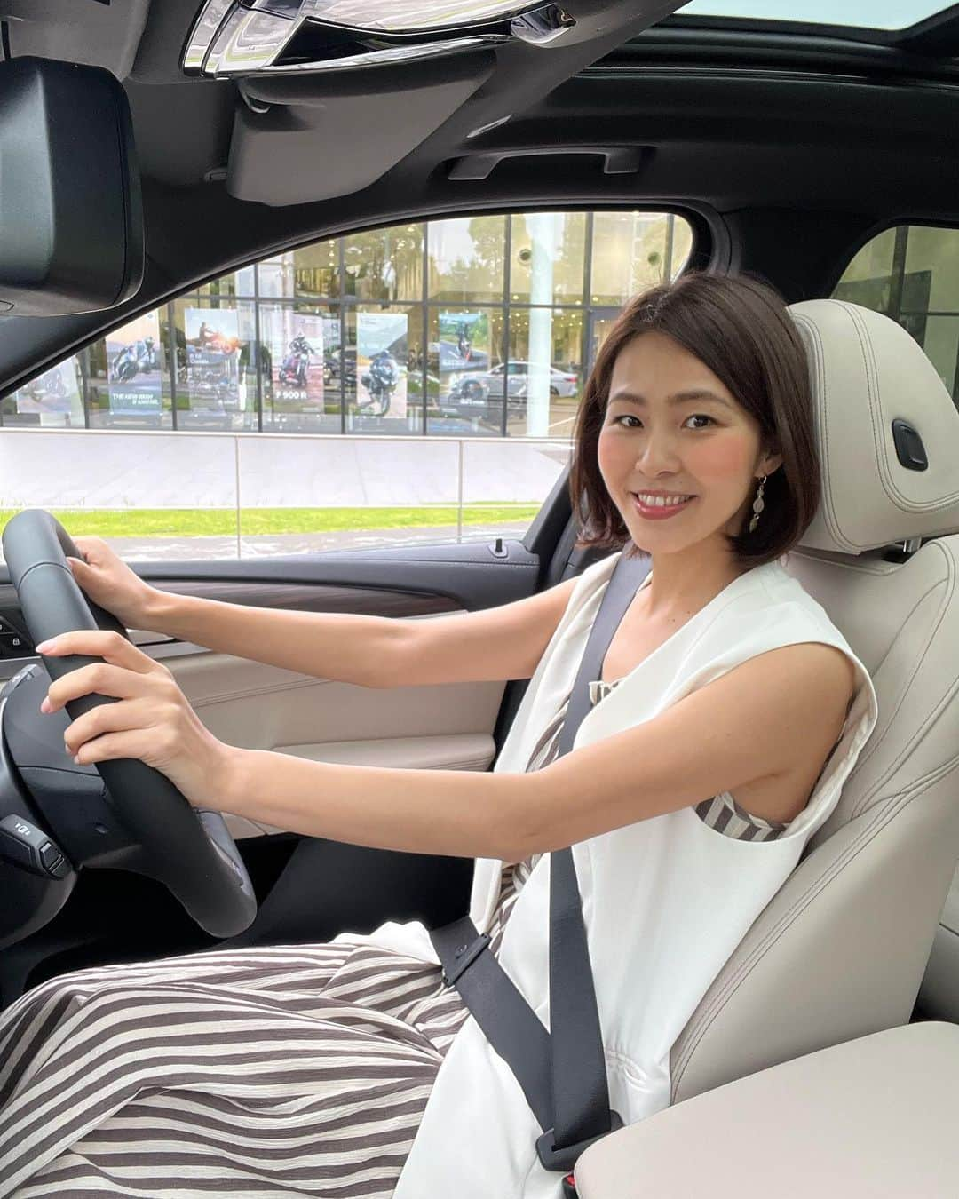 坂元美香さんのインスタグラム写真 - (坂元美香Instagram)「おはよー  ついに車を買いました！  1年間散々見て回って迷って悩んで 最後に決めたのはBMW iX3 でした！ 色はファイトニックブルー🥰 EV（電気自動車）です。  この一年たくさん見た中でもすごく悩んだ車は DEFENDER → GLE → EQC → iX3 という 気持ちの動きでした。  ミーハー的なものや流行りよりは 自分に合った車種や仕様がよくて、 最後メルセデスのEQCが良い気もするけど なんか自分らしくないんだよなぁ…と思ってたとき、 お台場へ行ったついでに、 予約もしてないのになんとなくふらっと BMW Tokyoに入ったのが運命的な出会いでした。  展示されていたiX3の 見た目も仕様も機能も全部に ときめいてしまったのです🤩  知り合いの中には、 いずれみんな電気になるんだし 今しかガソリン車乗れないんだから ガソリン車を楽しめばいいのに、 という意見もあったけど そんなに車が好きでも詳しくもないわたしにとっては そこら辺に関してはまったく楽しさはなく 新しいEVに乗る方が楽しいのでした😆 楽しさは人それぞれだね！  インスタにも載せてたけど わたしは2年前にこの年で初めて 運転免許を取ったもんだから 怖くて東京ではほとんど運転したことがありません。 でも、買ったからには首都高を余裕の気持ちで 走れるようになりたいです。 そして、どんどん慣れてきたら iX3の魅力を発信したいと思ってます。  今回、車決めてから駐車場がぜんぜん 見つからなくてすごく大変だったけど 無事納車できて感激です。  とにかく今は嬉しく嬉しくて わくわくしてます🥳  @bmwtokyo  #iX3 #bmwiX3 #bmw #bmwtokyo #bmwjapan #ファイトニックブルー #ev #ev車  #電気自動車 #bm女子 #ev女子」5月22日 6時47分 - mika_saka