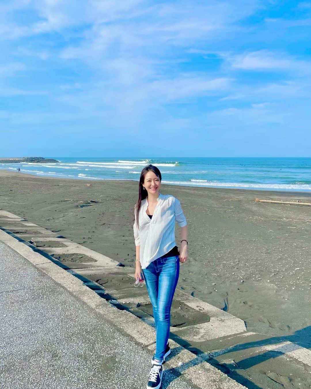 吉山りささんのインスタグラム写真 - (吉山りさInstagram)「🌅 おはようございます🌈🥰✨  風も天気も最高にきもち〜ぃ🏖🌊🏄🏄🏻‍♀️🏄🏻‍♂️  今日も全力でいってきまーす🧜🏻‍♀️💗  あ〜関係ないけどマカロン食べたい😋  #海が好き#海が大好き#海を愛してます #ocean #吉山りさ #美容 #フリーモデル #モデル #model #Japanese  #温泉 #温泉ソムリエ #お風呂 #温泉モデル #温泉女子 #hotsprings #温泉旅館  #写真 #写真撮影 #撮影モデル #모델#photography #温泉旅行 #旅行 #旅 #撮影#デニム #スニーカーコーデ #single #mom   遊びも仕事も全力パワー💕💕💕  2枚目のお花🌸のツボミが風鈴みたいで可愛かった🎐✨」5月22日 8時09分 - oreorerisa