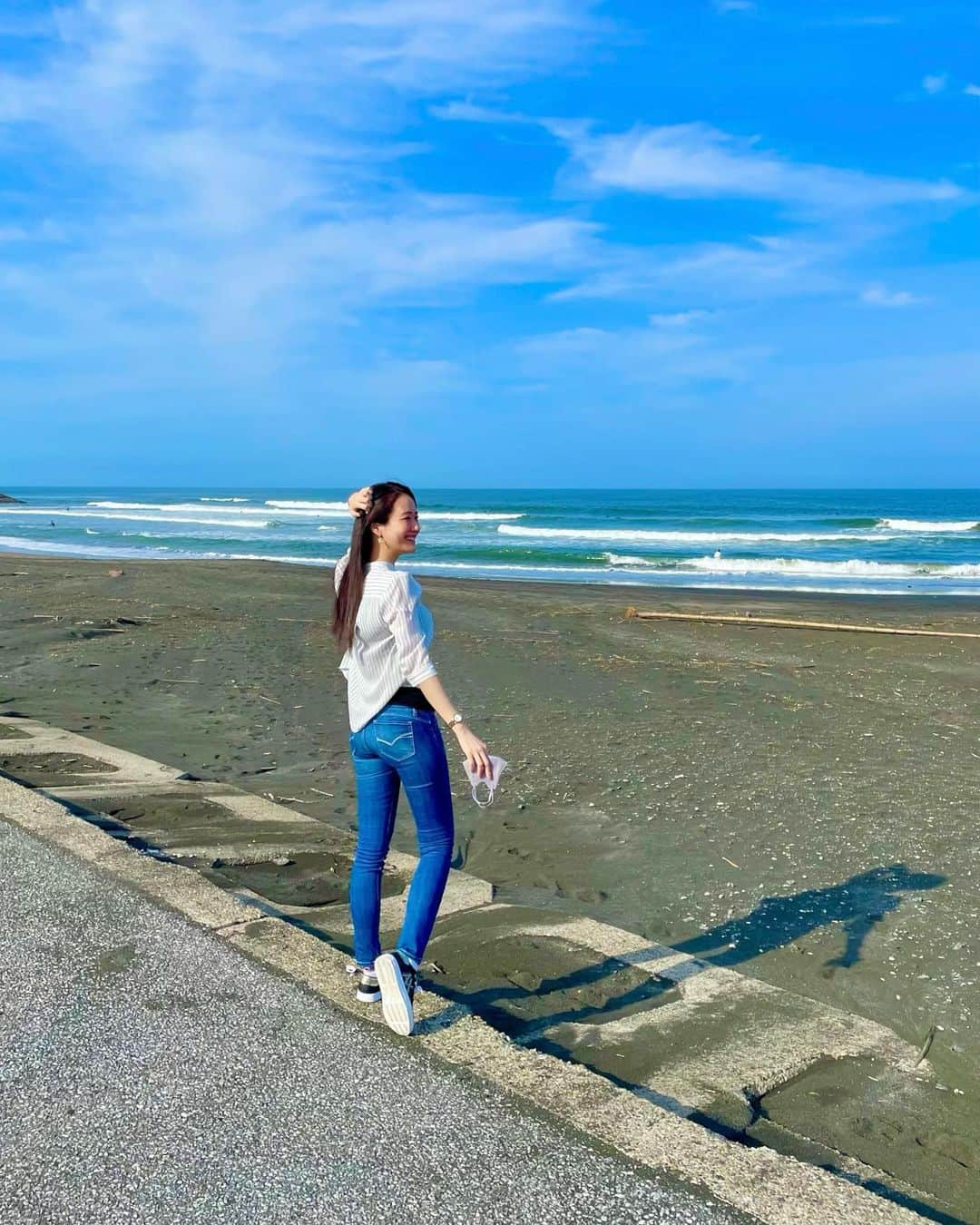 吉山りささんのインスタグラム写真 - (吉山りさInstagram)「🌅 おはようございます🌈🥰✨  風も天気も最高にきもち〜ぃ🏖🌊🏄🏄🏻‍♀️🏄🏻‍♂️  今日も全力でいってきまーす🧜🏻‍♀️💗  あ〜関係ないけどマカロン食べたい😋  #海が好き#海が大好き#海を愛してます #ocean #吉山りさ #美容 #フリーモデル #モデル #model #Japanese  #温泉 #温泉ソムリエ #お風呂 #温泉モデル #温泉女子 #hotsprings #温泉旅館  #写真 #写真撮影 #撮影モデル #모델#photography #温泉旅行 #旅行 #旅 #撮影#デニム #スニーカーコーデ #single #mom   遊びも仕事も全力パワー💕💕💕  2枚目のお花🌸のツボミが風鈴みたいで可愛かった🎐✨」5月22日 8時09分 - oreorerisa