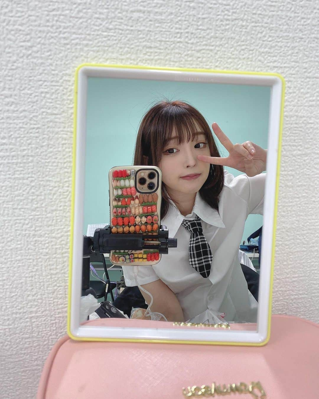 まいてぃ（粕谷まい）さんのインスタグラム写真 - (まいてぃ（粕谷まい）Instagram)「JKごっこ🙅‍♀️  ※3枚目の動画は写真と思ったら動画だったのでおやつのきゅうりを紹介して終わりました。」5月22日 9時44分 - maity_0917