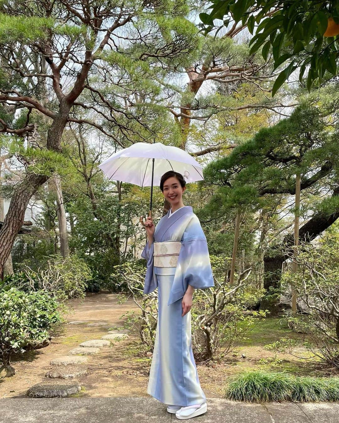 松島花さんのインスタグラム写真 - (松島花Instagram)「: 美しいキモノ夏号👘 発売中です😌🎐 是非ご覧になって下さい✨ : @utsukushiikimono  #美しいキモノ #着物 #浴衣」5月22日 9時48分 - hana_matsushima_official