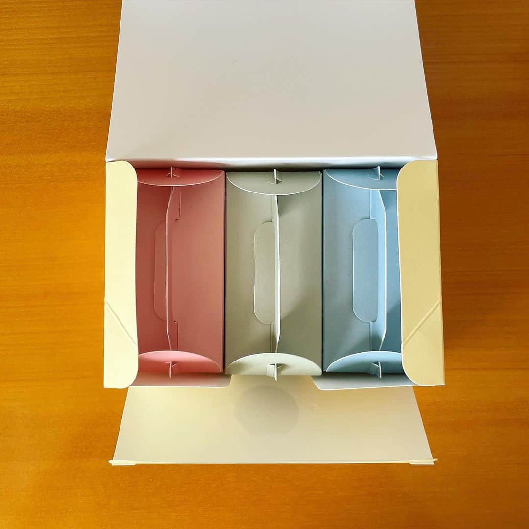 平野紗季子さんのインスタグラム写真 - (平野紗季子Instagram)「ミスドで二個とかしかドーナッツ買わないと紙袋に入れられちゃうでしょう。仕方ないけど残念なんです。本当はいつだってあの細長い紙箱に入れて欲しい。それくらいお菓子やケーキの紙箱を愛しているし、街で紙箱を持っている人がいたら、どうかご無事で目的地に着きますようにと願わずにはいられない。ケーキを持つと(持っている人を見ると)優しくなれる。つまりはお菓子の紙箱とは食べ物好きにとっての特別に特別なプロップのひとつで、まさかそれにネイルを収めるなんて無理なんよ。果てしない可愛さに楳図かずおタッチで倒れそう。「包装までが製菓です」は「包装までがネイルです」でもあるのだった。@mira0911 さんと @riccafukuda さん最高のコラボレーションごちそうさまです🥹🤍 おかわり待ってます…」5月22日 11時04分 - sakikohirano