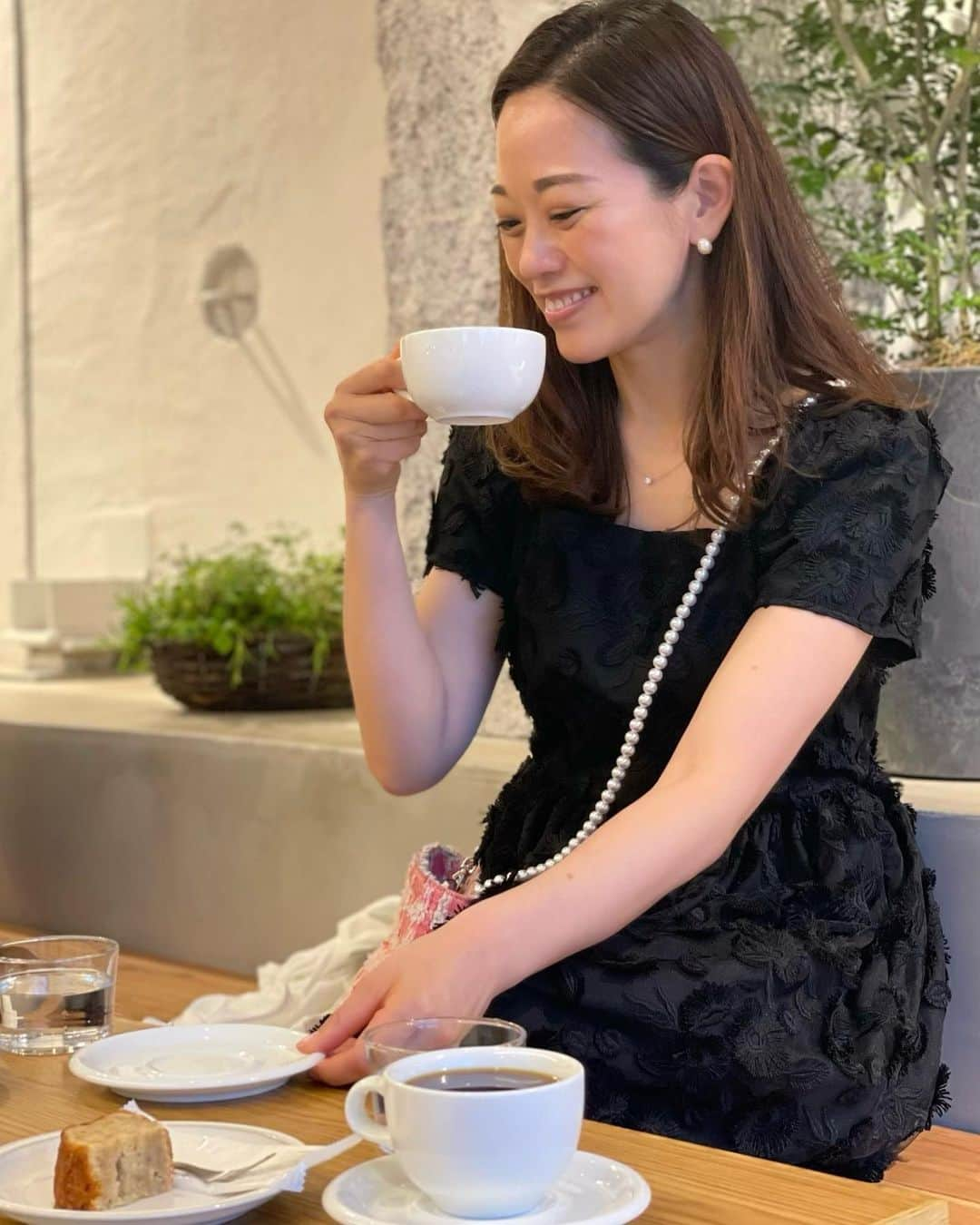 沢瀉美緒さんのインスタグラム写真 - (沢瀉美緒Instagram)「※ After teleworking ☕️ . お堀を越えた所に新しく コーヒー屋さんができたよ✨ と聞いていたので @capricorina さんとお仕事終わりに行ってきました。 . ラストオーダーに間に合った😂 . モーニングもあるみたいなので また行ってみたいと思います✨ . . #passagecoffee #coffee #コーヒー #市ヶ谷カフェ #市ヶ谷」5月22日 11時26分 - mio_omodaka