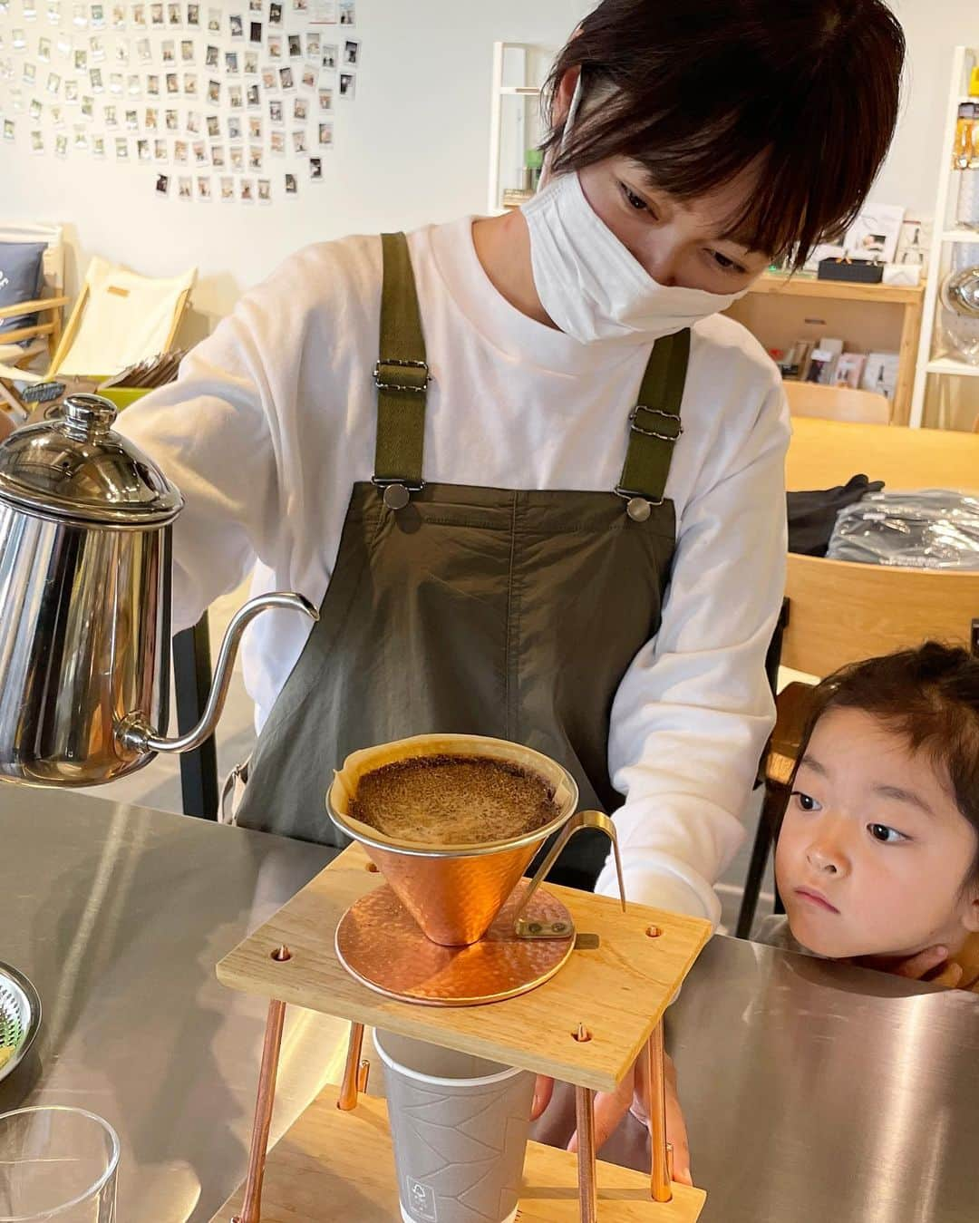 市井紗耶香さんのインスタグラム写真 - (市井紗耶香Instagram)「気分はバリスタ  手動ミルで挽いてから頂く珈琲はずっと美味しい  ツバメブレンド☕️  このドリッパースタンドいいなぁ ペグで組み立て〜で出来てます。素敵…  村の鍛冶屋スタッフみなさんありがとうございました！😊  #村の鍛冶屋  #燕三条  #ツバメコーヒー」5月22日 11時34分 - sayakaichii