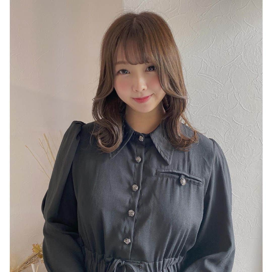 岩村捺未さんのインスタグラム写真 - (岩村捺未Instagram)「また髪切ったよ🥺　 レイヤーもいれてもらいました！　  この長さかわいい💓　 カラーも少し明るめだけど上品に見える色にしてもらいました🫡🤍　 @daichi_n_hair ありがとうですー！！！　  #newhair」5月22日 12時04分 - iwamuranachu