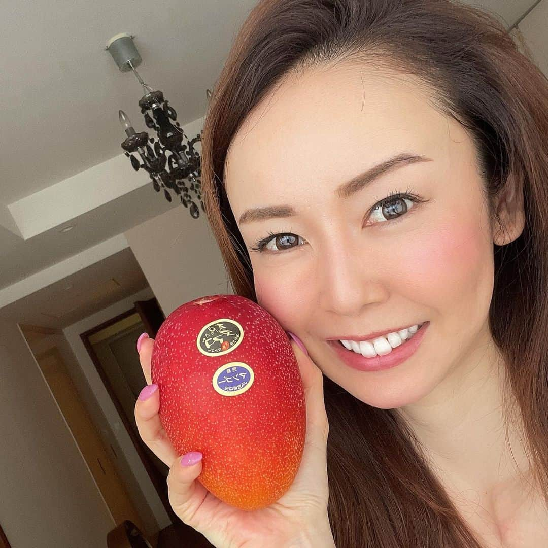 宮崎宣子さんのインスタグラム写真 - (宮崎宣子Instagram)「宮崎マンゴー🥭 頂きました😍😍♥️ 詳しくはけいちょんチャンネルで♥️  最初は4個しかないということから、 これをどう分けるか？ って話してたら…😂  この後は、けいちょんチャンネル見てください🤣  腰は、、、 かなりヤバくて、どうなることかと思いましたが、 ３日間連続鍼治療に行き、  一日あけてまた金曜日に行き、 来週も行きます❣️  人生初の鍼治療だったんですが、 効きますね‼️ ヨボヨボばーちゃんが、 2日後には普通に歩けるようになりました。  怖いのでコルセット巻いて授業は出てますが、できるだけ座り姿勢を長くしないようにしています🥲  これからは、メンテナンスをしっかりとしていこうと思います。 スクワットなど、腰に負荷がかかるのは、禁止されました😭😭  #宮崎マンゴー #太陽のたまご #宮崎名物 #鍼治療 #東洋医学 #私にはあってるみたいです  #リンドー鍼治療院」5月22日 14時04分 - miyazaki_nobuko