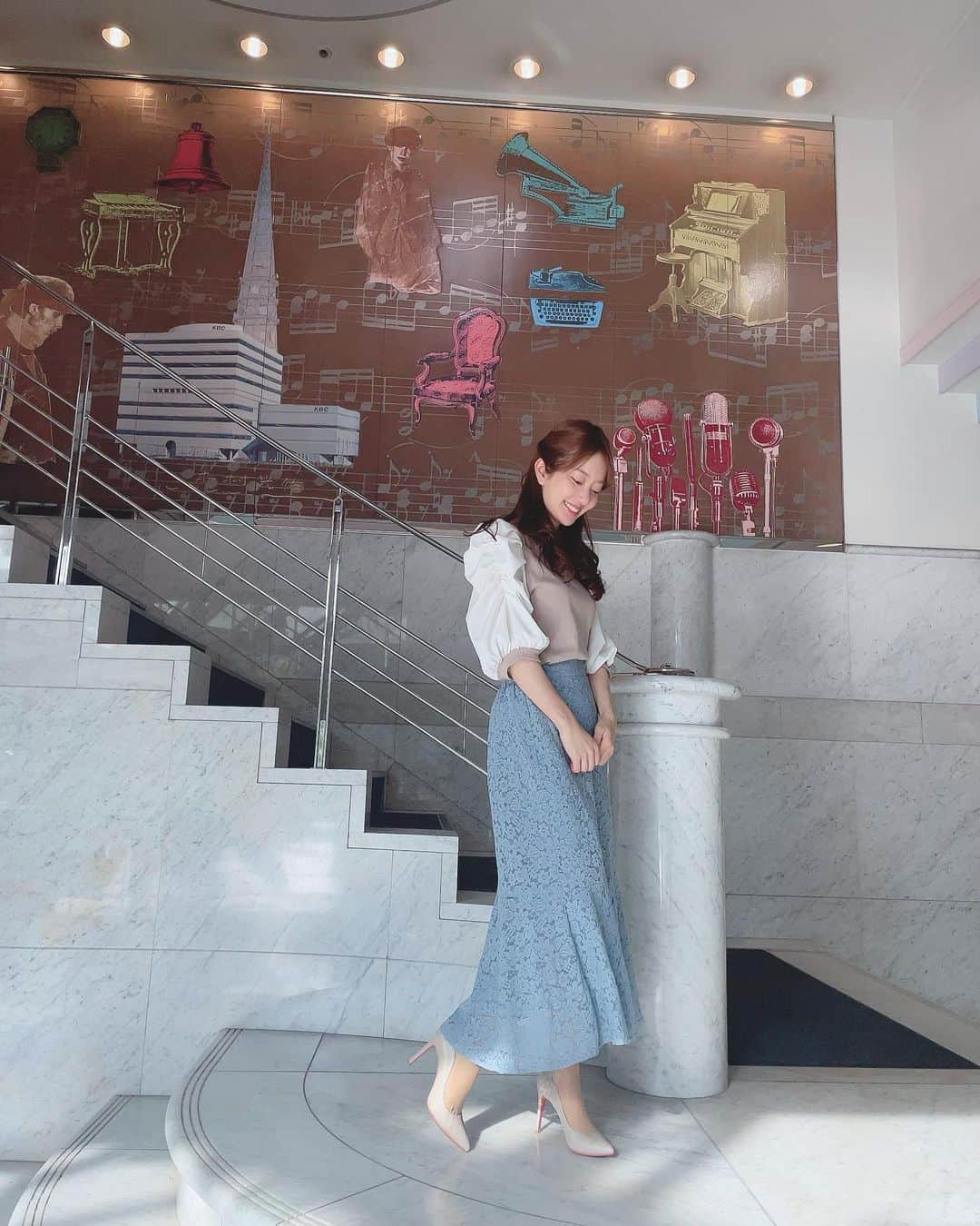 原直子さんのインスタグラム写真 - (原直子Instagram)「・ ・  松下ちゃんに振り向いて「ん？」って顔して下さいって言われて永遠と撮影した時。笑(三枚目参照)  ベージュと白の組み合わせが可愛かったんですがお洋服のブランド忘れてしまいました〜🙏💦」5月22日 14時22分 - naoko_15_hara