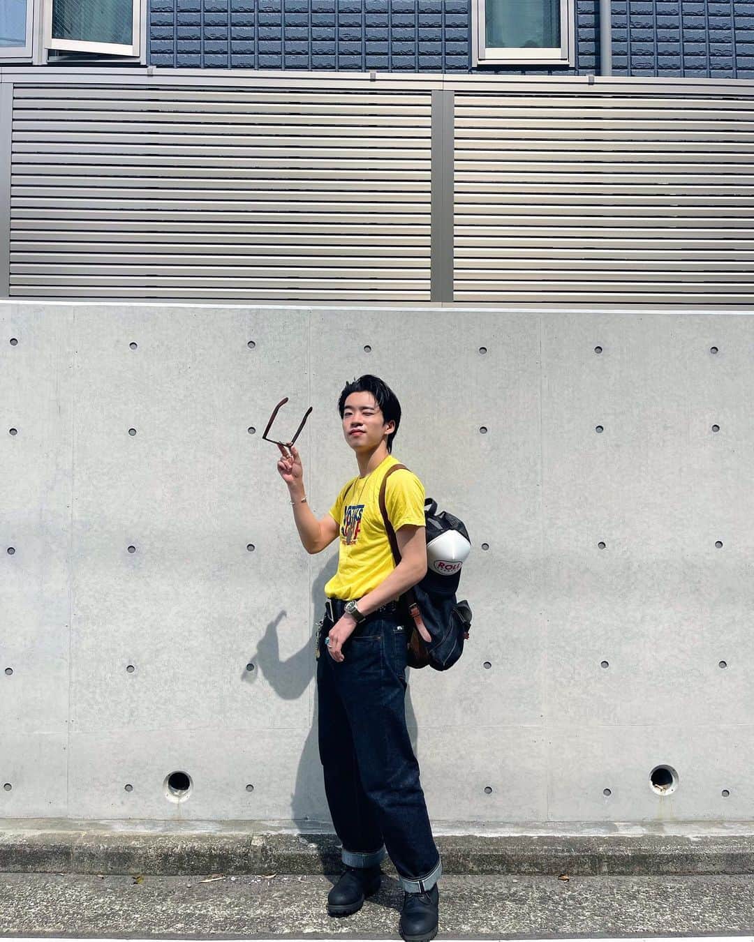 森愁斗さんのインスタグラム写真 - (森愁斗Instagram)「お気に入りのTシャツ！  生地のテロテロ具合がすごく好き👀 ボディとプリントの原色‼️って感じの色使いでちょっとチープに見えるのが好き🤭 デニムも週6とかで履いてるから順調に育ってるぜよ👖」5月22日 14時43分 - shoot_mori_official