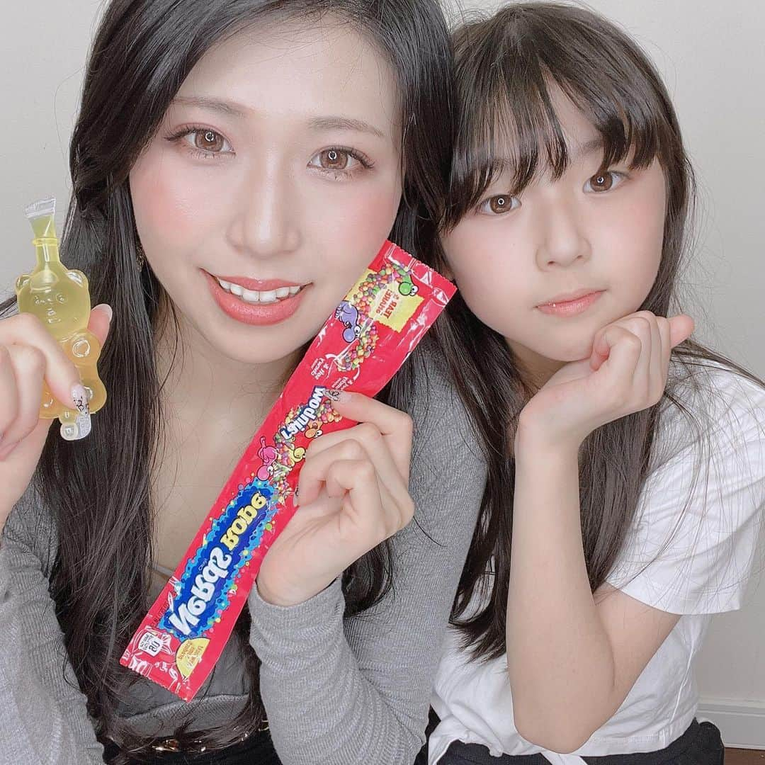 ゆわももチャンネルさんのインスタグラム写真 - (ゆわももチャンネルInstagram)「親子でASMRした動画みてね❤️すっごいよ、グダグダで🤣 娘だけでしたほうがいい音でした👌👌🤣笑  #親子写真 #親子 #ゆわももチャンネル  #ゆわももママのひとりごと  #ゆわもも親子の日常  #ASMR #親子コーデ  #ハニーゼリー #ナーズロープキャンディ」5月22日 14時46分 - atsumi.y_m