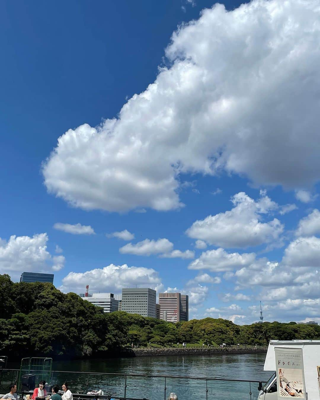 塩田真弓さんのインスタグラム写真 - (塩田真弓Instagram)「爽やかな日曜日でした🌷  ダイアログ 青空 そして さくらんぼ🍒  ラスト1週間となった #第九のきせき に行ってきました♪  #コロンえりか　さん率いる #ホワイトハンドコーラスnippon と #写真家 #田頭真理子　さん とのコラボレーション📸  心洗われる週末でした✨  それにしても 都心の警備max 当然ですね👋  #ダイアログインザダーク　#歓喜　#第九のきせき　#ダイアログミュージアム　#竹芝」5月22日 18時40分 - mayumi_shiota_