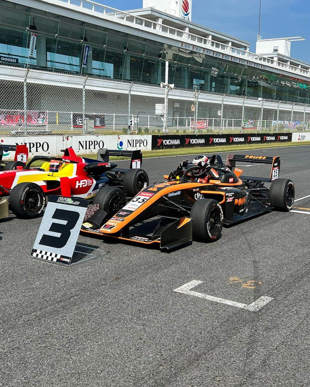 霧島聖子さんのインスタグラム写真 - (霧島聖子Instagram)「SUPER FORMULA Rd.4 オートポリス 決勝日お疲れ様でした🏁 今日は気持ちいい位の晴天に恵まれ、 気温も上がっていた為 夏コスお披露目となりました‼️  決勝のスタート進行では36号車担当で、 実はわたし、SFでグリッドボードを持つのが 初めてだったので嬉しかったんだぁ😊  決勝レース結果は Kuo VANTELIN TEAM TOM’S 36号車ジュリアーノ選手▶️19位 37号車宮田選手▶️5位 でチェッカーを受けました🏁 宮田選手、惜しかったですが オーバーテイクシステムで勝負を仕掛ける 攻めの走りが本当に格好良かったです！  SUPER FORMULA LIGHTS Rd.9では PONOS Racing TOM'S320  35号車 野中選手が3位表彰台‼️👏 このオートポリス大会でのSFL3戦全てで 表彰台獲得となりました👏 おめでとうございます！！  2日間TEAM TOM'Sへの応援ありがとうございました！ 次戦のSFは6/18-19の菅生です！ 来月も沢山のエールをお願いしますね🧡🐈‍⬛  オートポリスへご来場下さったファンの方々、 今日もいっぱい撮影してくれてありがとう❣️  SFormula #SF #TomsRacing  #にゃんこ大戦争ガールズ #Racequeen #決勝レース #RQ #レースクイーン #toms #SUPERFORMULA #スーパーフォーミュラ #レース  #オートポリス #レース結果 #🏎 #決勝 #決勝結果」5月22日 18時56分 - seiko_kirishima