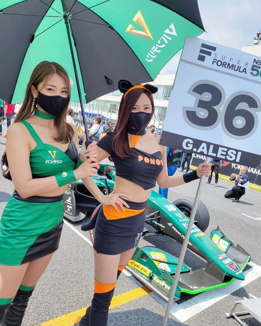 霧島聖子さんのインスタグラム写真 - (霧島聖子Instagram)「SUPER FORMULA Rd.4 オートポリス 決勝日お疲れ様でした🏁 今日は気持ちいい位の晴天に恵まれ、 気温も上がっていた為 夏コスお披露目となりました‼️  決勝のスタート進行では36号車担当で、 実はわたし、SFでグリッドボードを持つのが 初めてだったので嬉しかったんだぁ😊  決勝レース結果は Kuo VANTELIN TEAM TOM’S 36号車ジュリアーノ選手▶️19位 37号車宮田選手▶️5位 でチェッカーを受けました🏁 宮田選手、惜しかったですが オーバーテイクシステムで勝負を仕掛ける 攻めの走りが本当に格好良かったです！  SUPER FORMULA LIGHTS Rd.9では PONOS Racing TOM'S320  35号車 野中選手が3位表彰台‼️👏 このオートポリス大会でのSFL3戦全てで 表彰台獲得となりました👏 おめでとうございます！！  2日間TEAM TOM'Sへの応援ありがとうございました！ 次戦のSFは6/18-19の菅生です！ 来月も沢山のエールをお願いしますね🧡🐈‍⬛  オートポリスへご来場下さったファンの方々、 今日もいっぱい撮影してくれてありがとう❣️  SFormula #SF #TomsRacing  #にゃんこ大戦争ガールズ #Racequeen #決勝レース #RQ #レースクイーン #toms #SUPERFORMULA #スーパーフォーミュラ #レース  #オートポリス #レース結果 #🏎 #決勝 #決勝結果」5月22日 18時56分 - seiko_kirishima