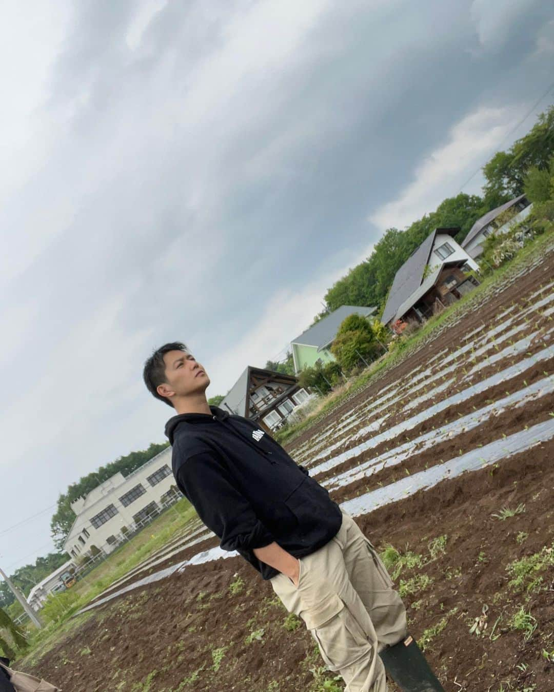 工藤阿須加さんのインスタグラム写真 - (工藤阿須加Instagram)「トウモロコシの2回目の定植終えて、さやあかね（ジャガイモ）も良い感じに育ってます🙇 来週3回目のトウモロコシの定植で、植える作業はほぼ終了👍 あとは、、、雑草との戦いだ🙄  #ドルチェドリーム#さやあかね #定植#雑草との戦い #農業#腰が痛い」5月22日 18時58分 - asuka_kudo_ak