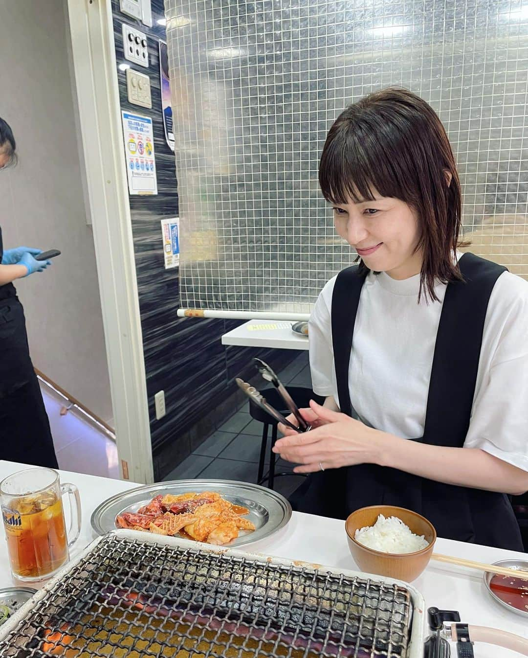 望月理恵さんのインスタグラム写真 - (望月理恵Instagram)「おしゃれに大阪でランチ  と思っていたのに、、 せっかくやしと鶴橋で焼肉食べました。  2人とも白Tシャツで勇気ありますよね😂 焼肉のつもりじゃなかったので！！笑 #鶴橋#焼肉#空 #白Tシャツで焼肉 #ランチで焼肉 #幸せ」5月22日 19時06分 - mochiee28