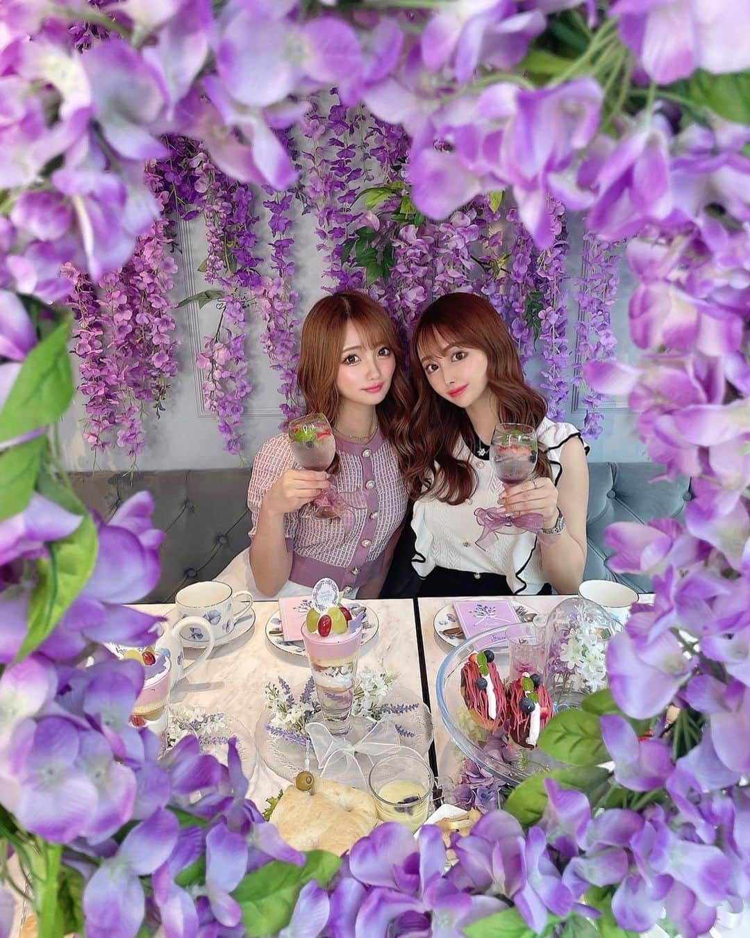 SHIHOさんのインスタグラム写真 - (SHIHOInstagram)「. . afternoon tea 🫖🤍 . (( @hautecouturecafe_official )) なにこの素敵空間🥺❤︎ . . . 夏限定のフジの花たっくさん💜💐 . purple afternoon tea🤍🤍🤍 甘いものからしょっぱい系まで充実してて とってもおいしかったよ🫠🫠❤︎ . . . 安定の @mayu_03pichu と🦋🤍 シーズンごとにお花が変わるから行くの楽しみなの💐 . . . 📍 HAUTE COUTURE CAFE（オートクチュールカフェ） 東京都目黒区青葉台1-16-9 サクラガーデンイースト2F 営業時間 11:00～20:30(20:00LO) . . . #hautecouturecafe #cafe #afternoontea #中目黒ランチ #中目黒カフェ #中目黒グルメ #中目黒 #オートクチュールカフェ #オートクチュール #アフタヌーンティー #アフタヌーンティー巡り #女子会 #女子会コーデ #女子会パーティー #カフェ巡り #カフェ部 #カフェ活 #カフェ好きな人と繋がりたい」5月22日 19時14分 - cham_pipi