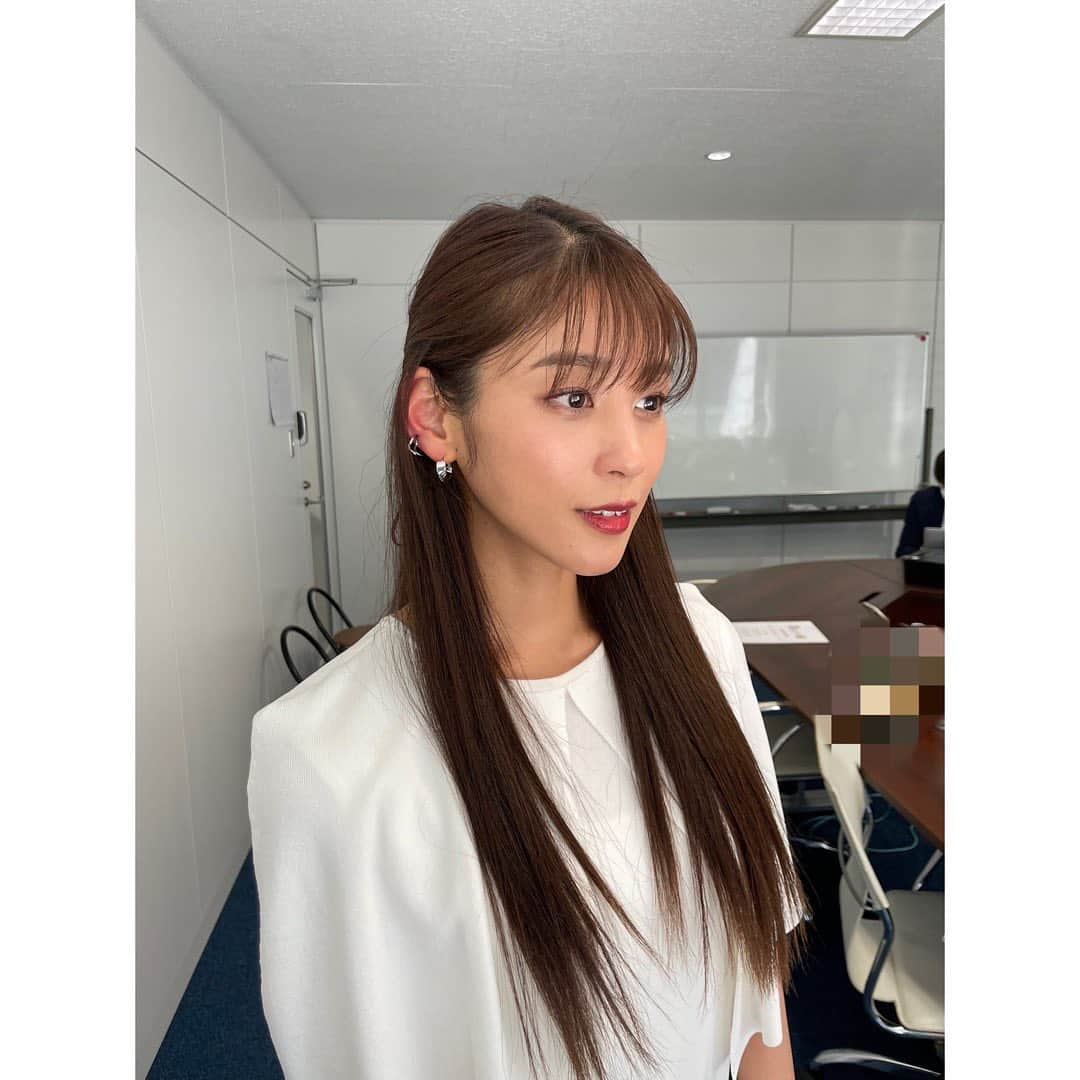 岡副麻希さんのインスタグラム写真 - (岡副麻希Instagram)「. 今夜の【#日本史スクープ砲】 （#BS松竹東急） ⁡ 関ヶ原の戦いを深掘りしてきました！！ 東軍徳川家康と西軍毛利輝元は戦の前に和談していた！？ 小早川秀秋が裏切ったのはとんでもないときだった！？ 東軍の結束を固めた小山評定、実は、、、！？ ⁡ これを聞いただけで、 もうとっても興味深いですよね！？🤩 ２１時からです！ （大河ドラマおわりにぴったり🫣♡） ⁡ 衣装は秘書風でした👩‍💻 #celford  #jouete ⁡ ⁡ ⁡ #関ヶ原の戦い ⁡」5月22日 19時23分 - maki_okazoe_official