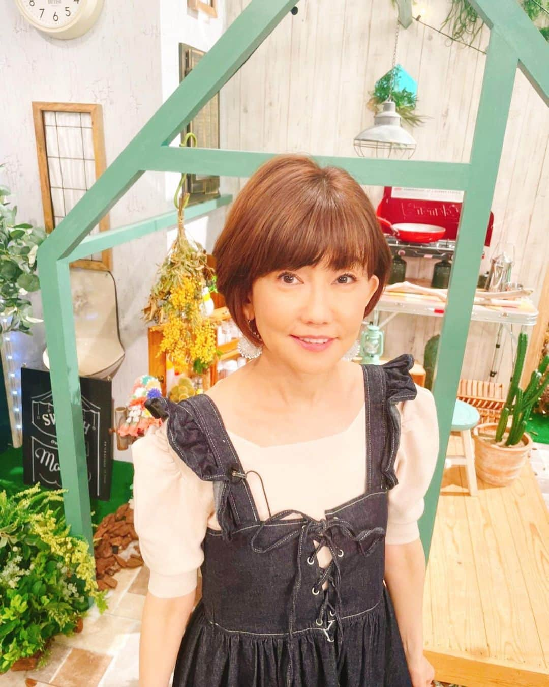 松本伊代さんのインスタグラム写真 - (松本伊代Instagram)「先日の 東海テレビ スイッチ！ のお衣装です。  #mite #baybee  可愛らしい〜服🥰  番組でも可愛い服ですね！と faxいただきました！  ありがとうございます❣️  #東海テレビ #スイッチ！ お衣装 #mite #baybee #衣装 #帰りの新幹線は〜鰻〜　　 #ありがとう #三重県津市の鰻を 番組で紹介したので鰻食べたかったのだー　 #iyomatsumoto #松本伊代」5月22日 19時29分 - iyo14_official