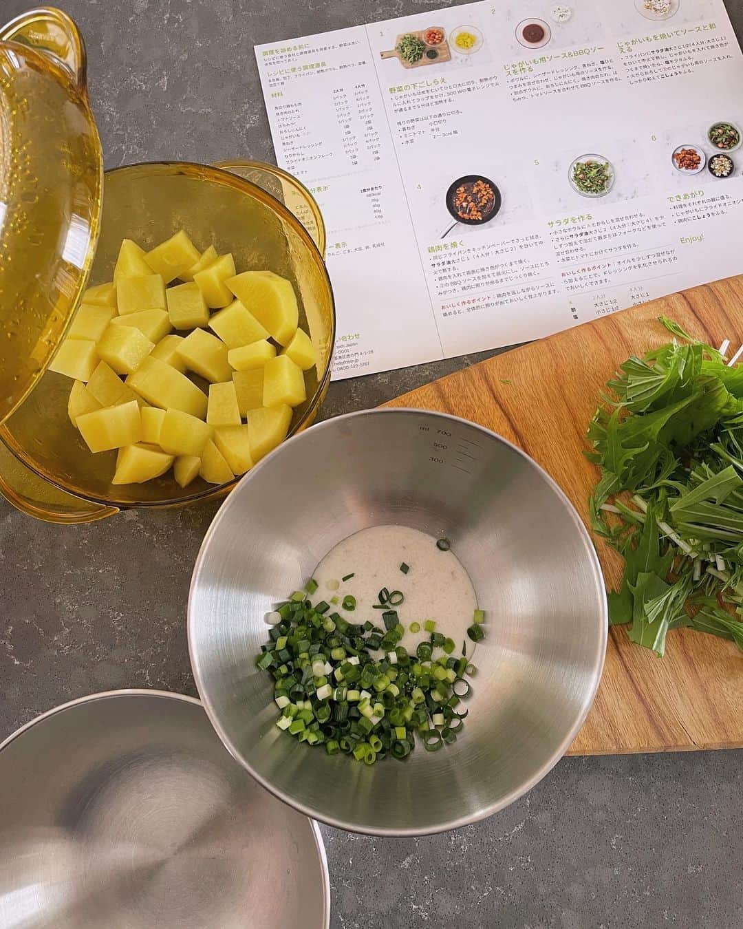 原田沙奈子さんのインスタグラム写真 - (原田沙奈子Instagram)「ハロフレ（ハローフレッシュ）が届いた日はなんだかホッとしちゃうのは、新鮮な食材がセットで入っているから。 忙しくて何にも考えられない時には特に助かる。  相変わらず分かりやすいレシピと面倒がない食材たちで、どれも作り始めて30分以内には食卓に並べられるのも嬉しい。 今回は主菜と副菜があるものを選んだから、副菜はアマネに作ってもらったりして🤭  セットの中には必要なものが必要な分だけ入っているから余ることもないし、お片付けは入っていた紙袋に全て入れちゃえるから掃除も楽。←私的ポイント高し  アマネはオクラと梅しそ巻きの、手作り“梅だれ”が相当気に入って、最後はごはんにまでかけて食べてた。笑 なかなか自分では作らないメニューだから新たな発見もあって、なんだか嬉しかったな。  我が家の定番にしようかな🤍  ーーー 初回注文で最初3箱が最大合計8,000円引き クーポンコード【FRESHSANAKO】 ーーー 宜しければお使いください🤲 リンクはストーリーか @hellofreshjapan から  #HelloFresh#ad#ハローフレッシュ#ハロフレ#ミールキット#おうちごはん#宅配サービス#世界の料理」5月22日 19時48分 - sanakoharada