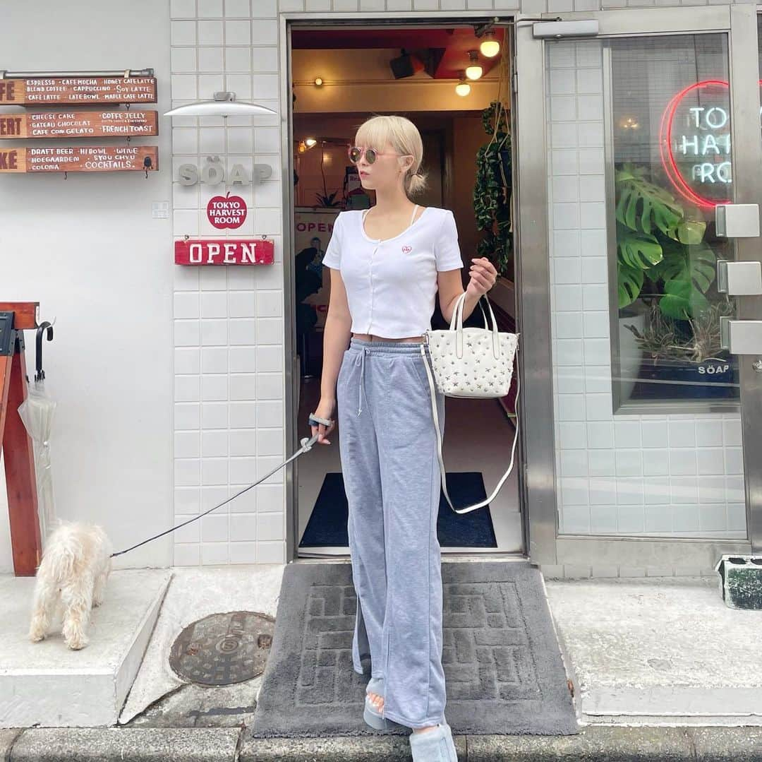 ききまるさんのインスタグラム写真 - (ききまるInstagram)「#ootd . ラフなコーデ好き🥹 . tops @gap_jp  bottoms @shein_japan  sunglasses @bonjour_girl_official  bag @jimmychoo  shoes @uggjapan  . in @soap_offcial  . w / @na7na1  . .」5月22日 20時03分 - kikigram_97