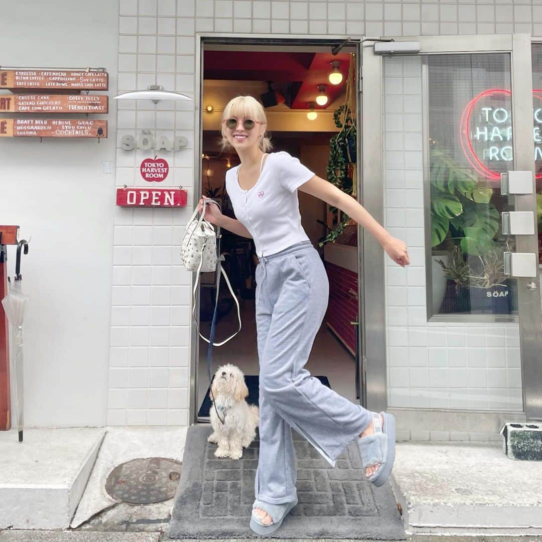 ききまるさんのインスタグラム写真 - (ききまるInstagram)「#ootd . ラフなコーデ好き🥹 . tops @gap_jp  bottoms @shein_japan  sunglasses @bonjour_girl_official  bag @jimmychoo  shoes @uggjapan  . in @soap_offcial  . w / @na7na1  . .」5月22日 20時03分 - kikigram_97