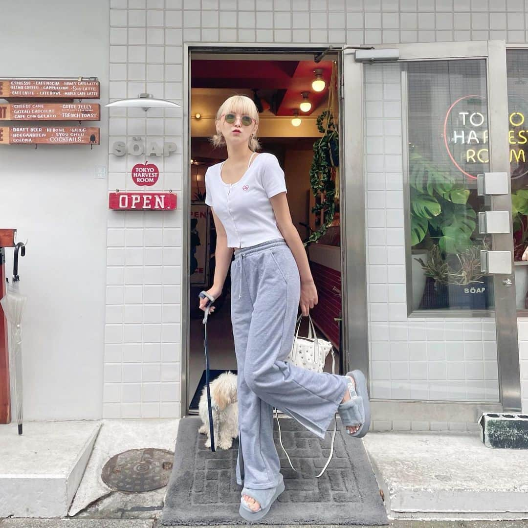 ききまるさんのインスタグラム写真 - (ききまるInstagram)「#ootd . ラフなコーデ好き🥹 . tops @gap_jp  bottoms @shein_japan  sunglasses @bonjour_girl_official  bag @jimmychoo  shoes @uggjapan  . in @soap_offcial  . w / @na7na1  . .」5月22日 20時03分 - kikigram_97