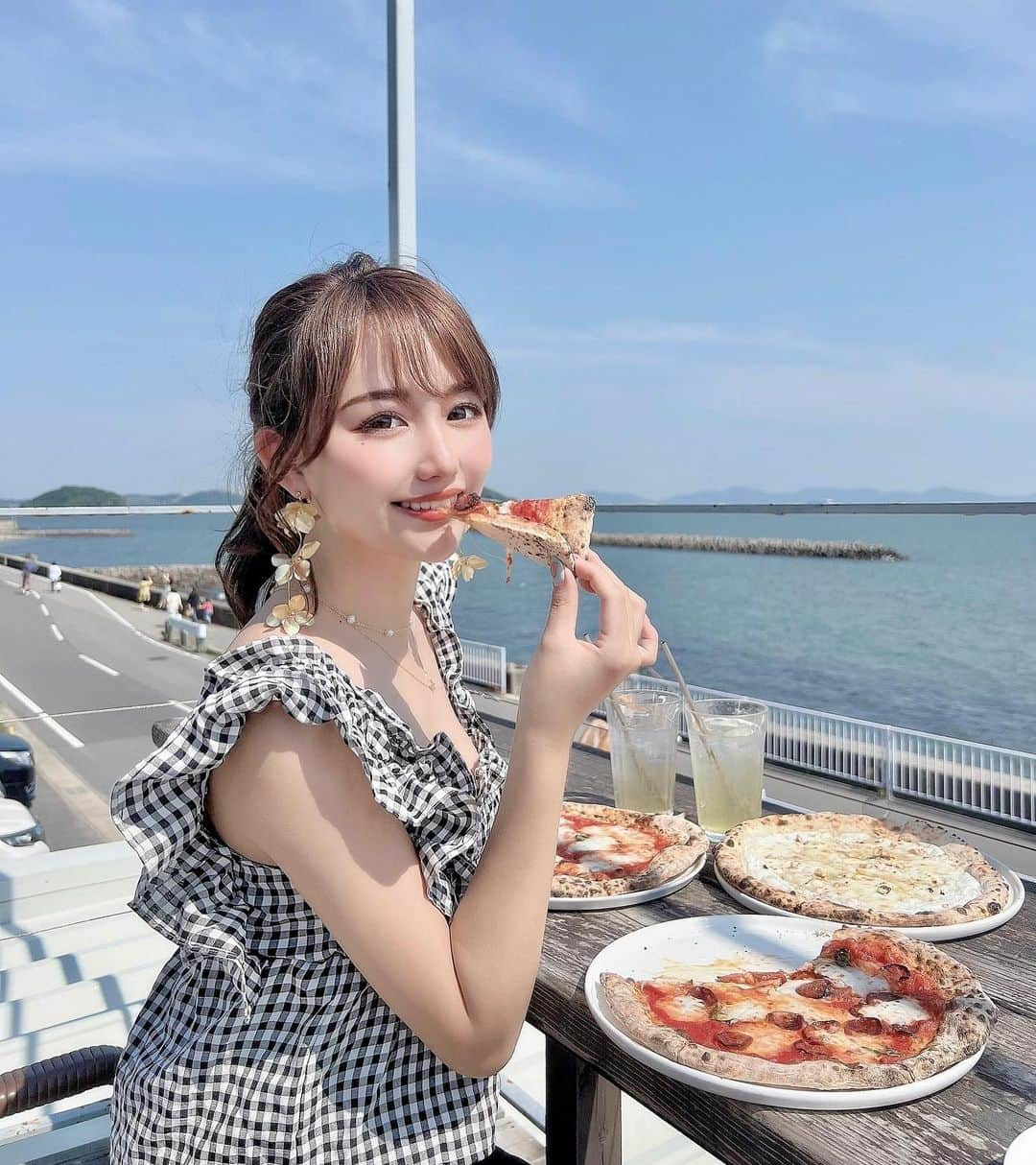 加藤里奈さんのインスタグラム写真 - (加藤里奈Instagram)「⋆  海沿いでピザ🍕🤍 最高だった〜！！  アクセサリーは @kattrait 💟 そして最近、 @luvca_hoyu のヘアセットバーム、オイルを使ってるよ🤍 香りもいいし質感も良くておすすめ！  #ootd #fashion #instafood #instagram  #hairstyle #outfit #code #instafashion  #ファッション #撮影 #ヘアスタイル #ヘア  #コーディネート #コーデ #今日の服  #ピザ #海岸 #海コーデ」5月22日 20時06分 - katoco0326