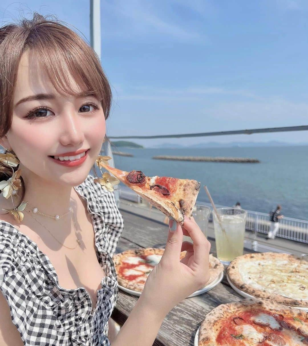 加藤里奈さんのインスタグラム写真 - (加藤里奈Instagram)「⋆  海沿いでピザ🍕🤍 最高だった〜！！  アクセサリーは @kattrait 💟 そして最近、 @luvca_hoyu のヘアセットバーム、オイルを使ってるよ🤍 香りもいいし質感も良くておすすめ！  #ootd #fashion #instafood #instagram  #hairstyle #outfit #code #instafashion  #ファッション #撮影 #ヘアスタイル #ヘア  #コーディネート #コーデ #今日の服  #ピザ #海岸 #海コーデ」5月22日 20時06分 - katoco0326