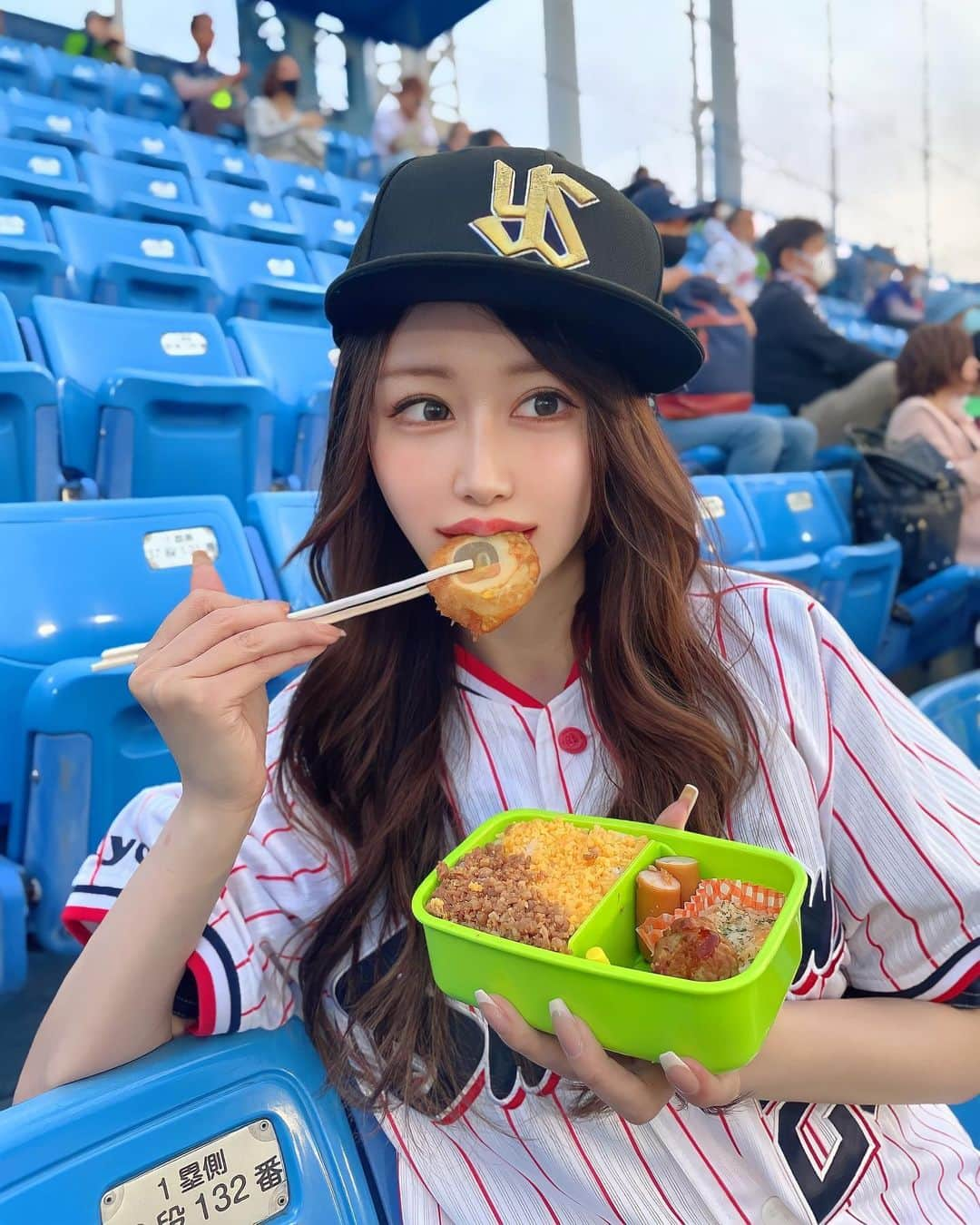 ゆかちんさんのインスタグラム写真 - (ゆかちんInstagram)「野球観戦⚾️お弁当は🍱つば九郎の手作り💞 ⁡ ⁡ ⁡ ⁡ ⁡ ⁡ #野球観戦 #野球観戦コーデ #野球  #野球女子 #明治神宮野球場 #野球応援  #野球部マネージャー #野球弁当  #野球好きな人と繋がりたい#ビジョビ  #野球好き女子 #野球部 #野球観戦デート #東京ヤクルトスワローズ #東京ヤクルト #阪神タイガース #阪神甲子園球場」5月22日 20時43分 - y__chan___