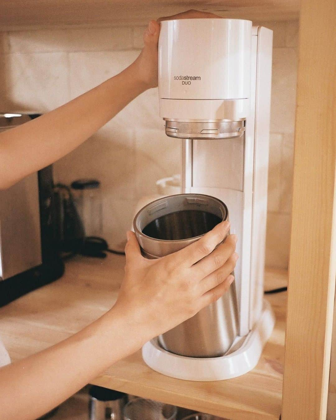 栗山遥さんのインスタグラム写真 - (栗山遥Instagram)「ずっとずっと気になっていたSodaStream☁️🤍炭酸水はペットボトルで買わないと自宅では飲めないなと諦めていたけれど、これでペットボトルを買わずに、いつでも好きなだけお家で炭酸水が飲める！ 最新モデルとして発売されたSodaStream DUOは、ワンタッチで簡単に操作できるだけではなく、従来モデルより更にスタイリッシュで、キッチンシェルフを一気に豊かにしてくれた🤍ガラスのカラフェは、食卓にそのまま置いてもおしゃれ🥂  環境のことを考えた選択や行動をしたいけれど、それらの選択が更に便利に、おしゃれに出来るというのは本当に嬉しいこと。ペットボトルを買う罪悪感も、ゴミを捨てるストレスもなく、キッチンに自然に馴染むスタイルの良さ。 環境に良いという理由を超えて、暮らしを便利に、豊かにしてくれるアイテム🕊 #ソーダストリーム #sodastream #炭酸水メーカー #PR」5月22日 21時00分 - harukakuriyama