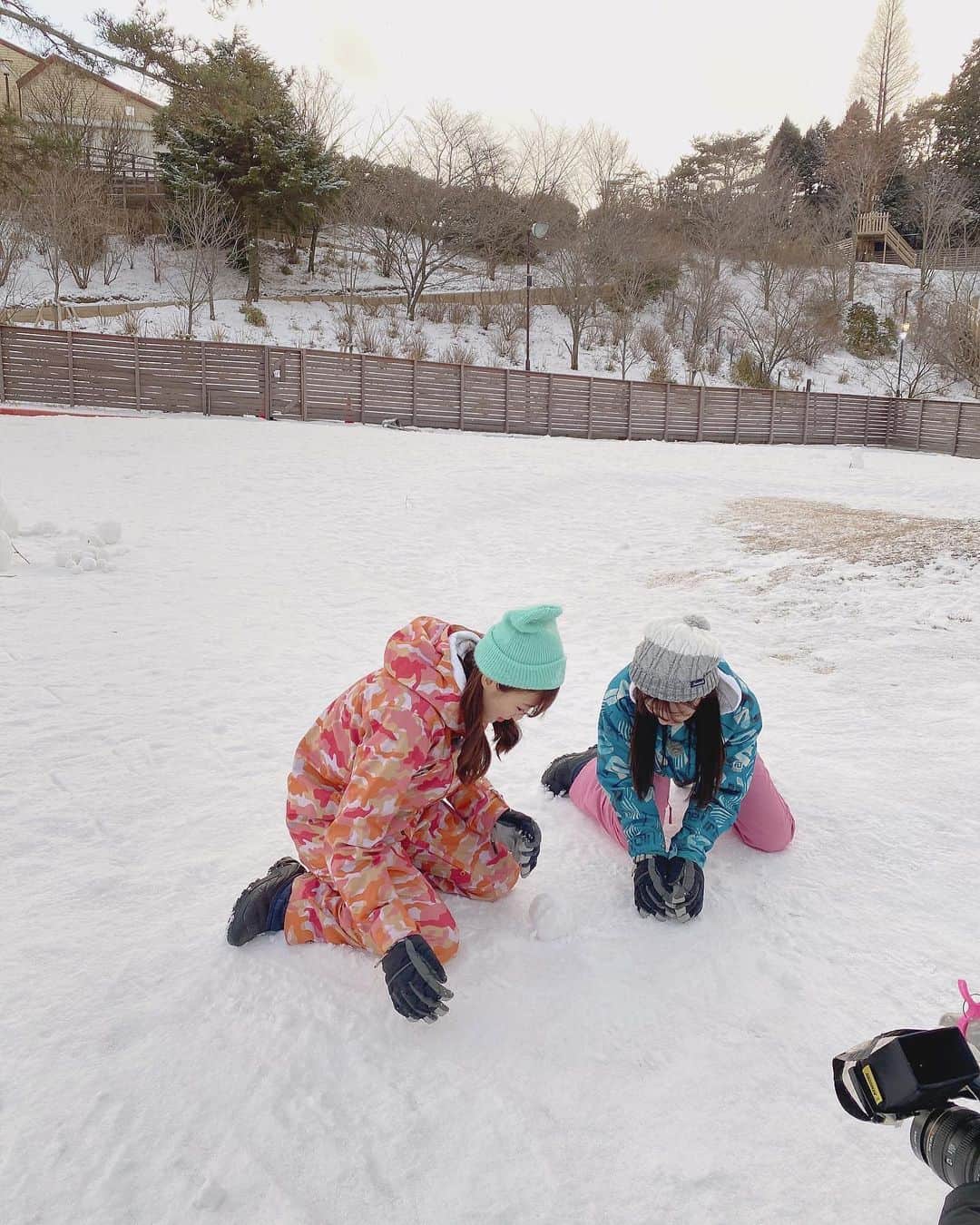 上西怜さんのインスタグラム写真 - (上西怜Instagram)「⠀ カメラそっちのけで遊ぶ二人🧍🏻‍♀️⛄️🧍🏻‍♀️ ⠀ ⠀ ⠀ ⠀ ⠀」5月22日 21時05分 - jonishi_rei