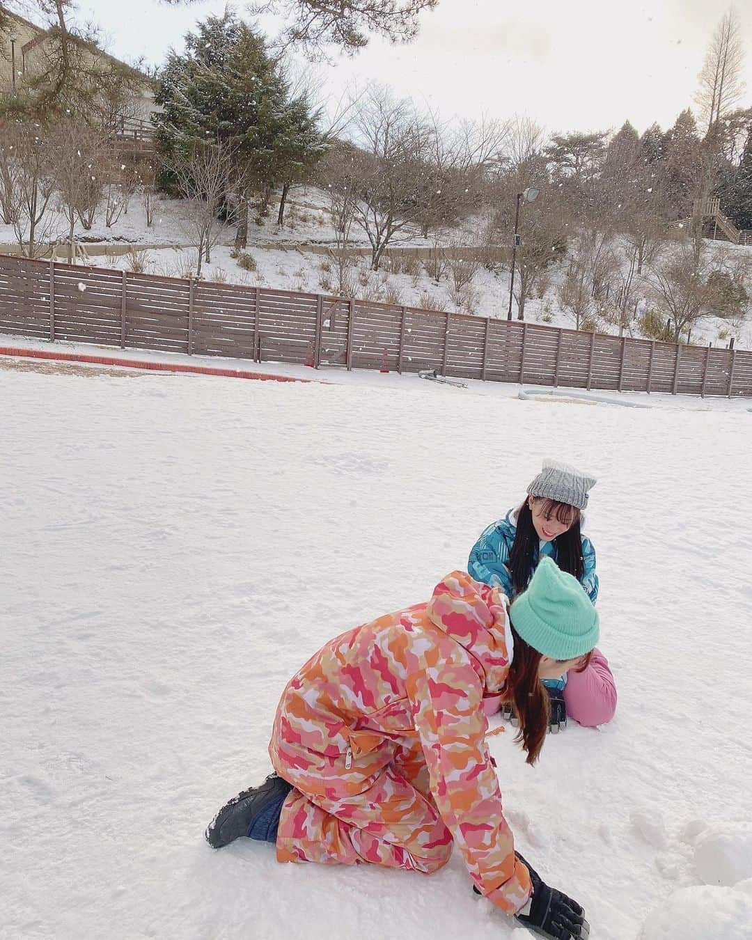 上西怜さんのインスタグラム写真 - (上西怜Instagram)「⠀ カメラそっちのけで遊ぶ二人🧍🏻‍♀️⛄️🧍🏻‍♀️ ⠀ ⠀ ⠀ ⠀ ⠀」5月22日 21時05分 - jonishi_rei