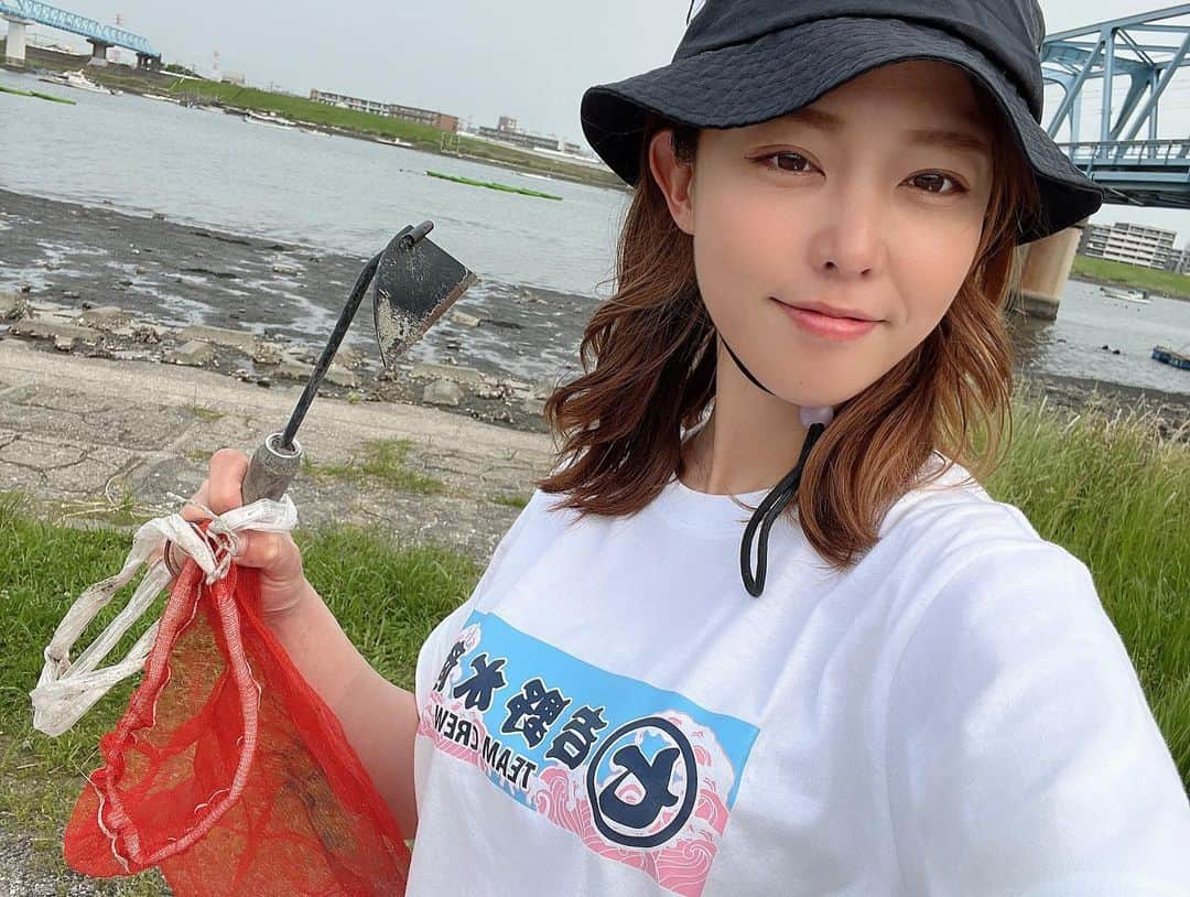 吉野七宝実さんのインスタグラム写真 - (吉野七宝実Instagram)「毎年恒例になりつつある潮干狩りに先日行ってまいりました！！  あさいさんと一緒に！！  潮干狩りって意外と体力使うんだよ！！  釣りよりずっと疲れるw ずーっと屈みながらやってるから1時間くらいやるともう腿裏がパンパン🤣  翌朝腿痛くてしゃーなかったですw  そんなあさいさんと6月19日に漁師飯会をやる事になりました！  いつもの私たちが釣ってきた自慢の魚を振る舞うイベントです！  なんとこの日はあさいさんの誕生日当日なんです🙌🙌  もお〜、最高じゃないですか！！ こりゃお祝いして一緒に大酒くらいましょう！  ストーリーに予約のURL載せてるので是非チェックしてみてください！」5月22日 21時06分 - shihomi0305