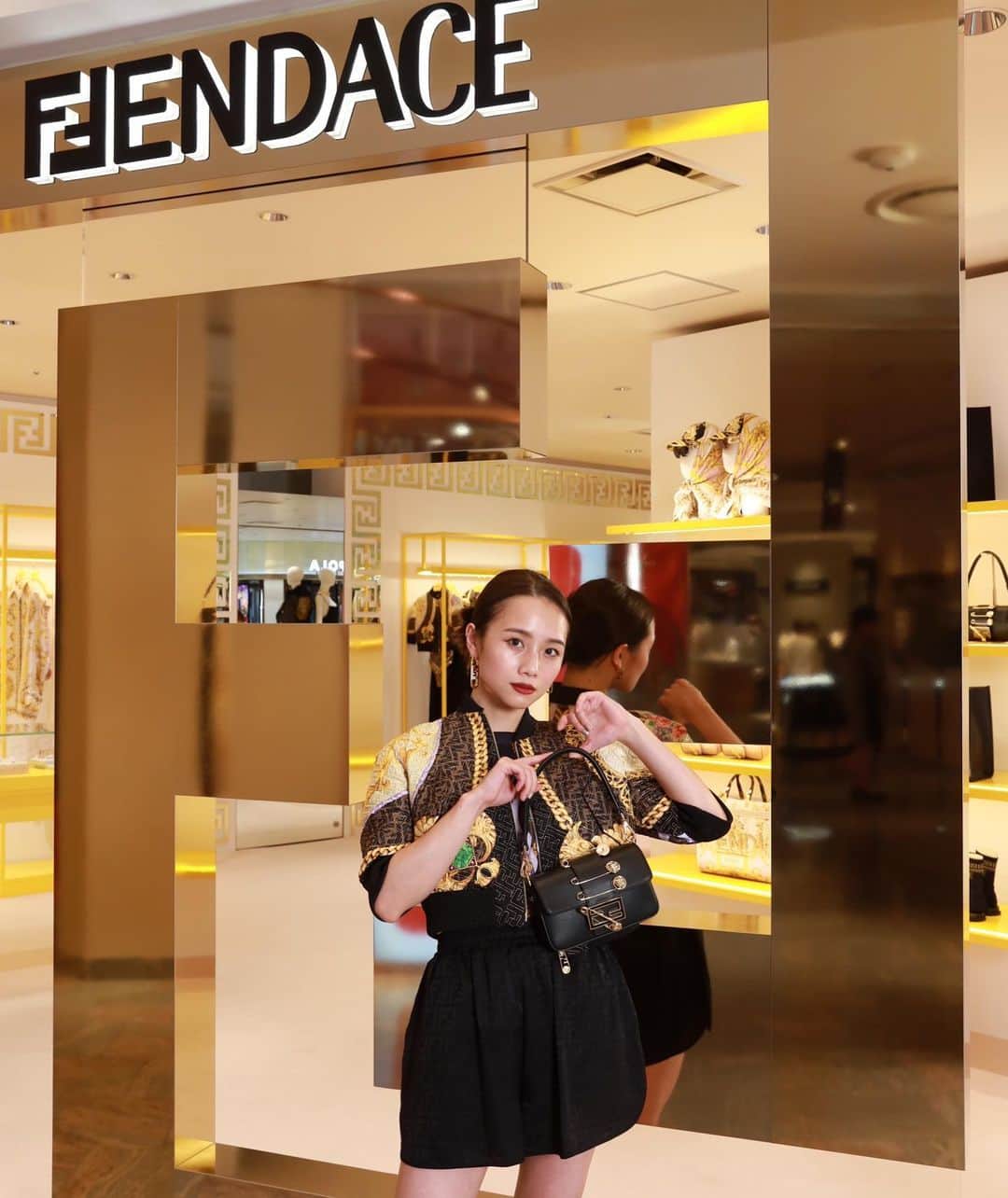 伊原葵さんのインスタグラム写真 - (伊原葵Instagram)「FENDACE🖤🖤 @fendi × @versace   5/31まで伊勢丹新宿本館2階のイセタンザ・スペースにてPOP UP開催中です✨  素敵な店内に、お洋服たちやバッグが沢山でワクワクしたよ😘😘  期間中ぜひ行ってみてね👋🏻  #FENDI #FENDACE #VERSACEBYFENDI #fendiofficial  @mrkimjones」5月22日 21時38分 - aoi186