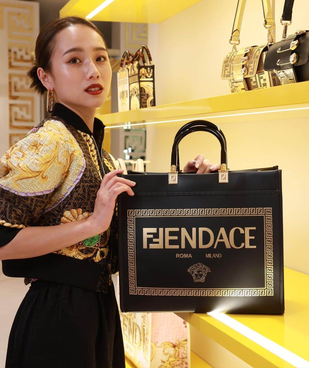 伊原葵さんのインスタグラム写真 - (伊原葵Instagram)「FENDACE🖤🖤 @fendi × @versace   5/31まで伊勢丹新宿本館2階のイセタンザ・スペースにてPOP UP開催中です✨  素敵な店内に、お洋服たちやバッグが沢山でワクワクしたよ😘😘  期間中ぜひ行ってみてね👋🏻  #FENDI #FENDACE #VERSACEBYFENDI #fendiofficial  @mrkimjones」5月22日 21時38分 - aoi186