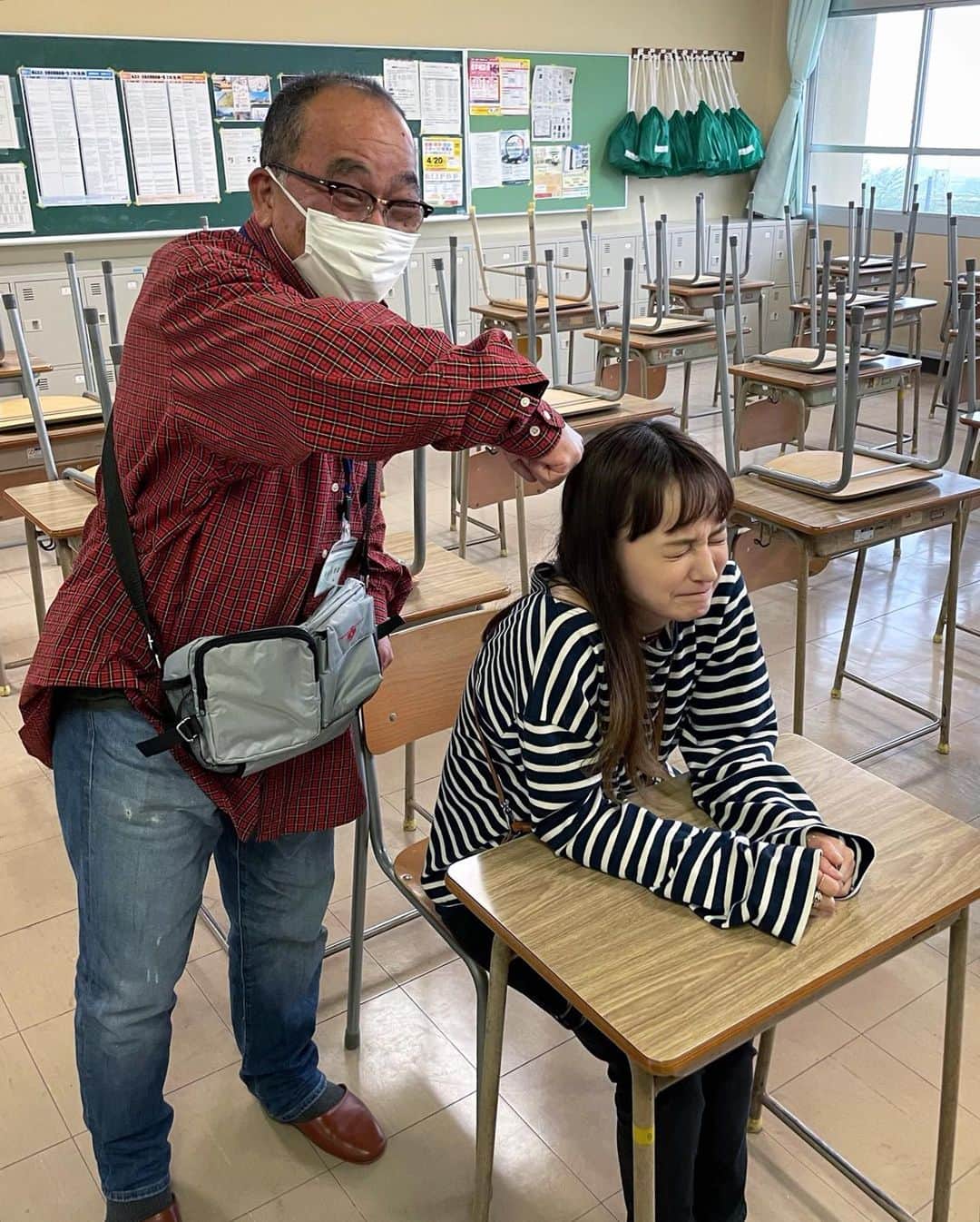 渡部麻衣さんのインスタグラム写真 - (渡部麻衣Instagram)「🤍🤍ささじぃと２ショット🤍🤍 ⁡ この前ラジオの広島ロケで 母校「廿日市西高等学校」に 行ってきたんだけど、、、 なんと私の高校時代の恩師！ 佐々木先生こと ささじぃが サプライズ登場してくれました！！！ （もう退職しとったのにこの日の為に わざわざ来てくれたの…🥹♡） ⁡ 数えきれんほど迷惑かけたけど← やっぱ後にも先にもささじぃほど 私のことを一番理解してくれた先生は おらんと思う！！！！！ ⁡ 高校時代を支えてくれた大好きな先生と 再会出来て幸せでした🥹 ⁡ そして廿西の目の前にある お好み焼きとん子。 ⁡ 「広島で一番好きなお好み焼き屋は？」 って聞かれたら今でも「とん子！」 って答えるくらい大好きな お好み焼き屋さんにも行ってきました♡ ⁡ 高校時代めちゃくちゃ通ったとん子。 まさに私の青春の味そのものなんだけど 久しぶりに食べたとん子のお好み焼きは あの頃と全っっっ然変わってなくて やっぱり一番美味しいお好み焼きだった🥹 （懐かし過ぎてちょっと泣いた←） ⁡ おばちゃんのパンチパーマも あの頃と変わってなかったし（笑） 私のことも覚えててくれて 昔話に花が咲きましたっ🌸 ⁡ あぁーやっぱ広島いいなぁ。 この町で育って良かったなぁ。 と改めて思ったエモいロケでした♡ ⁡  ⁡ HFM「しましまツアーず」 毎週土曜日 夜8時〜 @shimashimatours」5月22日 22時30分 - mmaaiipp