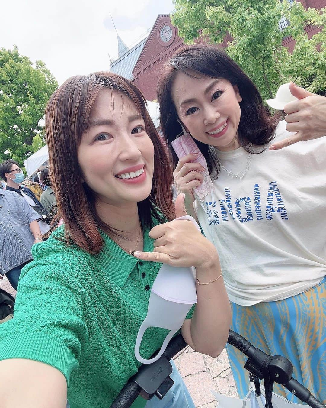 庄司ゆうこさんのインスタグラム写真 - (庄司ゆうこInstagram)「今日はママと恵比寿ガーデンプレイスで開催している @alohafes_info アロハ東京に行ってきました❣️ ももちゃんもフラダンスに大興奮で抱っこやおんぶしてあげて一緒にショーを観てました🥰お昼はももちゃんとはるきくん連れてみゆきちゃんのお家へ❣️みゆきちゃん手作りのラザニアが最高に美味しかった💓 それにしてもももちゃん体力ありすぎ😂 午前中も公園行ったのにみゆきちゃんのお家出たら、また公園ってなり、エンドレス滑り台😂はるきくんがまだベビーカーだからいいけど歩き出したら1人で2人連れてお出かけするのはめちゃ大変そう😂 公園で2時間遊んだ後はまたフラダンス観たいってなりガープレ戻って最終ステージまで観て20時に帰宅🤣 全身バキバキだから明日はマッサージ行こーっと。笑 #アロハ#ハワイ#alohatokyo#恵比寿ガーデンプレイス#2人育児#一姫二太郎#子育て#こどものいる暮らし#女の子#男の子ベビー」5月22日 23時31分 - yuko.shoji