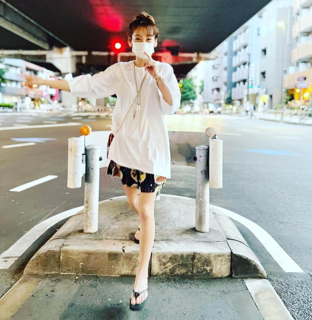 西山茉希さんのインスタグラム写真 - (西山茉希Instagram)「#246 #信号待ち #バス待ち #焼肉行き  フォトバイチビーズ。 日曜日の母さん。 ラフ&ピース。  平日すたーてぃん🌈🏁🌈」5月23日 8時53分 - maki.nshiyama50